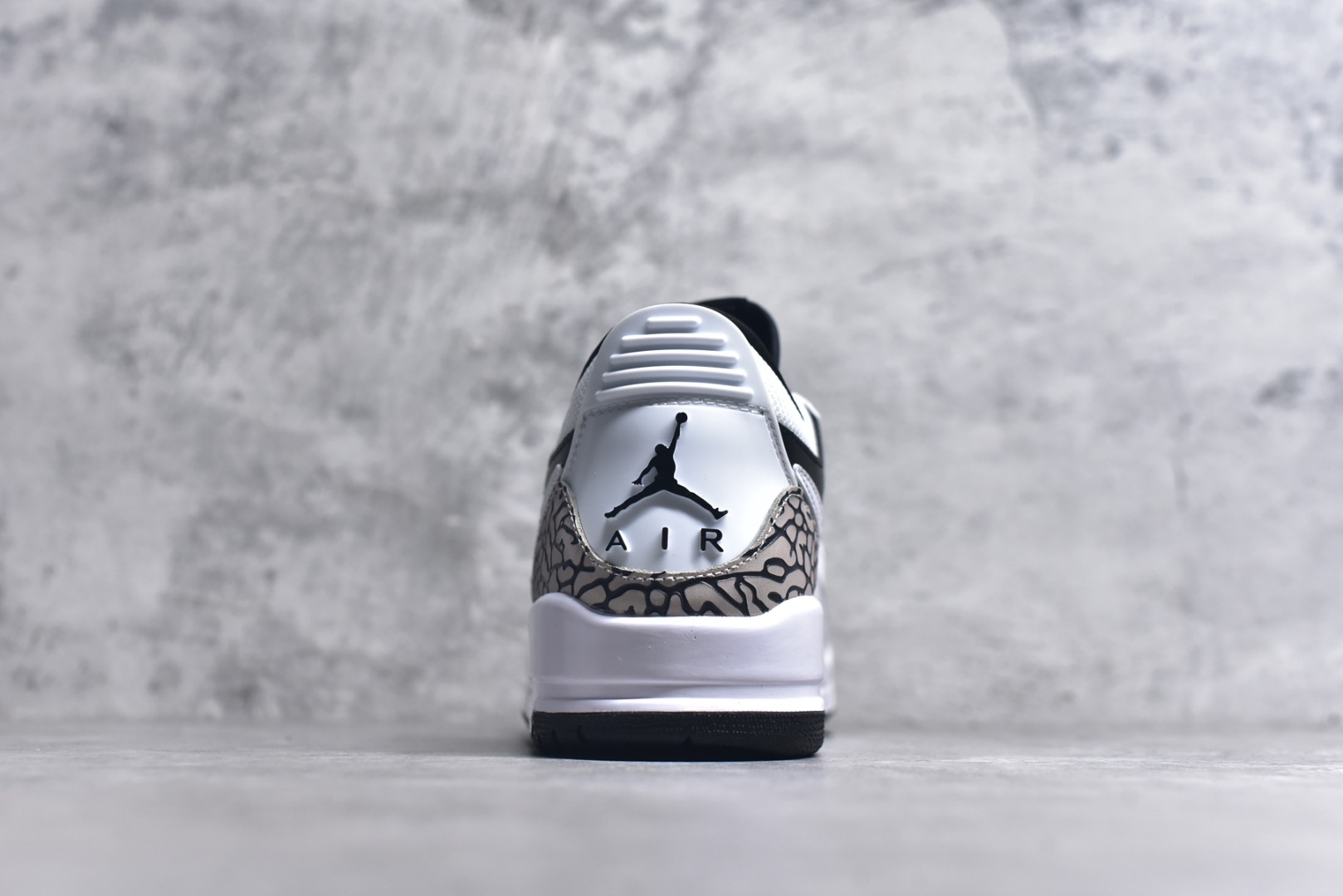图片[5]-#Air Jordan Legacy AJ312 Low 低帮复古篮球鞋 白黑爆裂纹CD7069-111 市场最强独一档产物 全套原纸板楦头开发 原厂大底磨具加持立体防滑纹理 原档数据后跟TPU子母扣魔术贴 原装可视Air Sole气垫 原汁原味最完美的312代版型 唯一正确鞋头趴度弧度高度鞋身腰线 进口港宝加持 后跟自然饱满 全鞋荧光划线卡点 追求极致完美 每一双都是工艺品 多重QC质检 超越公司货的品控标准 实实在在的免检产品 鞋身采用了皮革材质打造 横跨鞋面的魔术贴十分吸睛 侧面的Swoosh Logo的一部分被鞋面遮挡了一部分 颇具玩味 魔术贴上标有NK标识 而鞋舌上是Jordan的经典红色飞翼Logo 后跟和鞋底均采用了AJ3的设计 后跟上同样也使用了经典的爆裂纹图案 尺码：36-47-选品中心