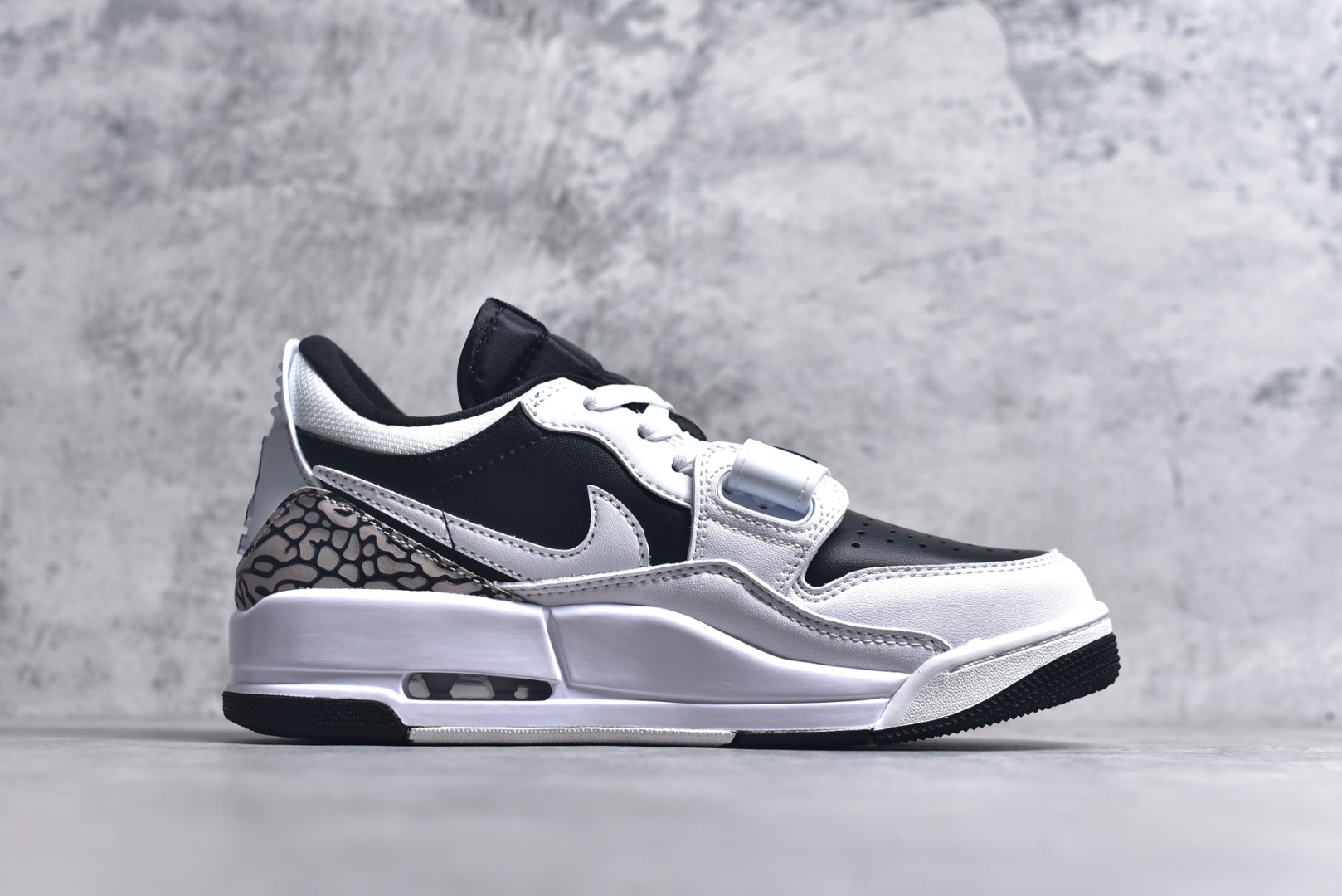 图片[3]-#Air Jordan Legacy AJ312 Low 低帮复古篮球鞋 白黑爆裂纹CD7069-111 市场最强独一档产物 全套原纸板楦头开发 原厂大底磨具加持立体防滑纹理 原档数据后跟TPU子母扣魔术贴 原装可视Air Sole气垫 原汁原味最完美的312代版型 唯一正确鞋头趴度弧度高度鞋身腰线 进口港宝加持 后跟自然饱满 全鞋荧光划线卡点 追求极致完美 每一双都是工艺品 多重QC质检 超越公司货的品控标准 实实在在的免检产品 鞋身采用了皮革材质打造 横跨鞋面的魔术贴十分吸睛 侧面的Swoosh Logo的一部分被鞋面遮挡了一部分 颇具玩味 魔术贴上标有NK标识 而鞋舌上是Jordan的经典红色飞翼Logo 后跟和鞋底均采用了AJ3的设计 后跟上同样也使用了经典的爆裂纹图案 尺码：36-47-选品中心