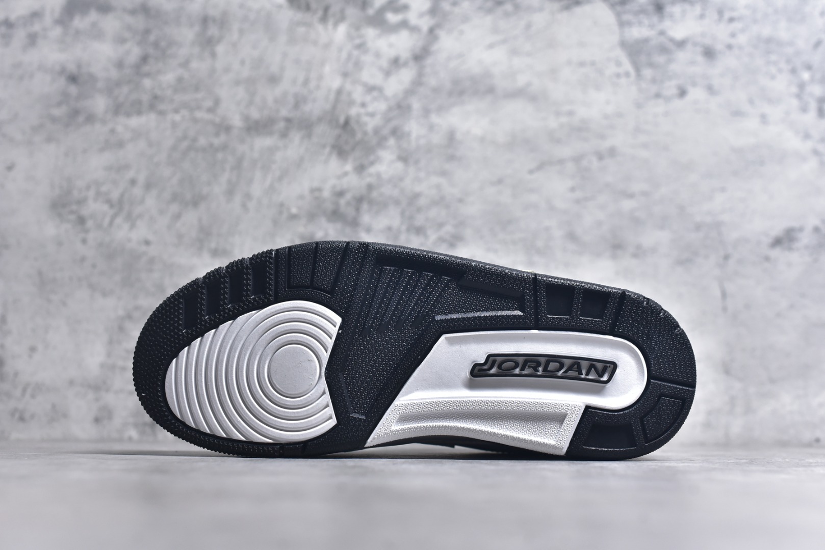 图片[6]-#Air Jordan Legacy AJ312 Low 低帮复古篮球鞋 白黑爆裂纹CD7069-111 市场最强独一档产物 全套原纸板楦头开发 原厂大底磨具加持立体防滑纹理 原档数据后跟TPU子母扣魔术贴 原装可视Air Sole气垫 原汁原味最完美的312代版型 唯一正确鞋头趴度弧度高度鞋身腰线 进口港宝加持 后跟自然饱满 全鞋荧光划线卡点 追求极致完美 每一双都是工艺品 多重QC质检 超越公司货的品控标准 实实在在的免检产品 鞋身采用了皮革材质打造 横跨鞋面的魔术贴十分吸睛 侧面的Swoosh Logo的一部分被鞋面遮挡了一部分 颇具玩味 魔术贴上标有NK标识 而鞋舌上是Jordan的经典红色飞翼Logo 后跟和鞋底均采用了AJ3的设计 后跟上同样也使用了经典的爆裂纹图案 尺码：36-47-选品中心