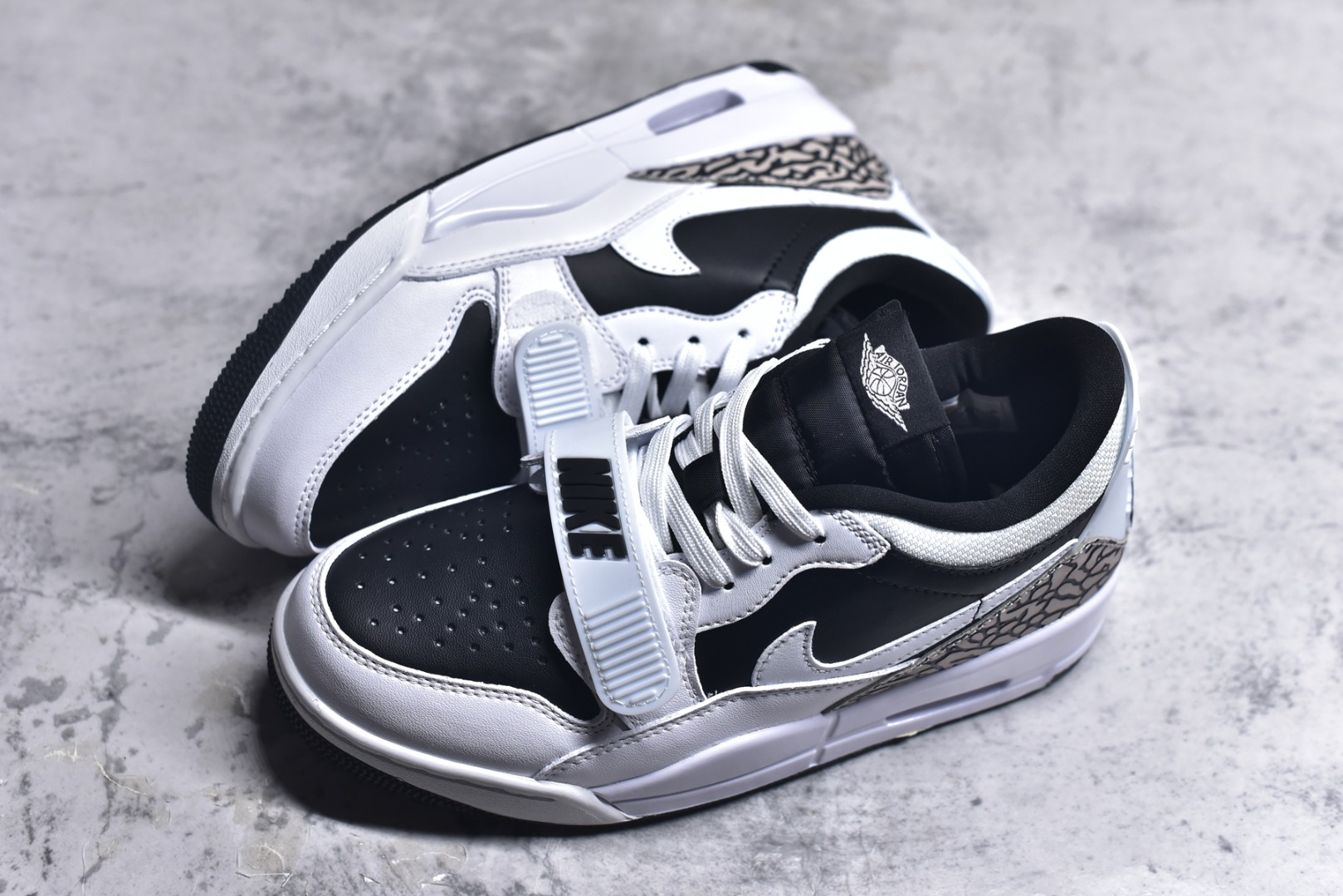 图片[7]-#Air Jordan Legacy AJ312 Low 低帮复古篮球鞋 白黑爆裂纹CD7069-111 市场最强独一档产物 全套原纸板楦头开发 原厂大底磨具加持立体防滑纹理 原档数据后跟TPU子母扣魔术贴 原装可视Air Sole气垫 原汁原味最完美的312代版型 唯一正确鞋头趴度弧度高度鞋身腰线 进口港宝加持 后跟自然饱满 全鞋荧光划线卡点 追求极致完美 每一双都是工艺品 多重QC质检 超越公司货的品控标准 实实在在的免检产品 鞋身采用了皮革材质打造 横跨鞋面的魔术贴十分吸睛 侧面的Swoosh Logo的一部分被鞋面遮挡了一部分 颇具玩味 魔术贴上标有NK标识 而鞋舌上是Jordan的经典红色飞翼Logo 后跟和鞋底均采用了AJ3的设计 后跟上同样也使用了经典的爆裂纹图案 尺码：36-47-选品中心