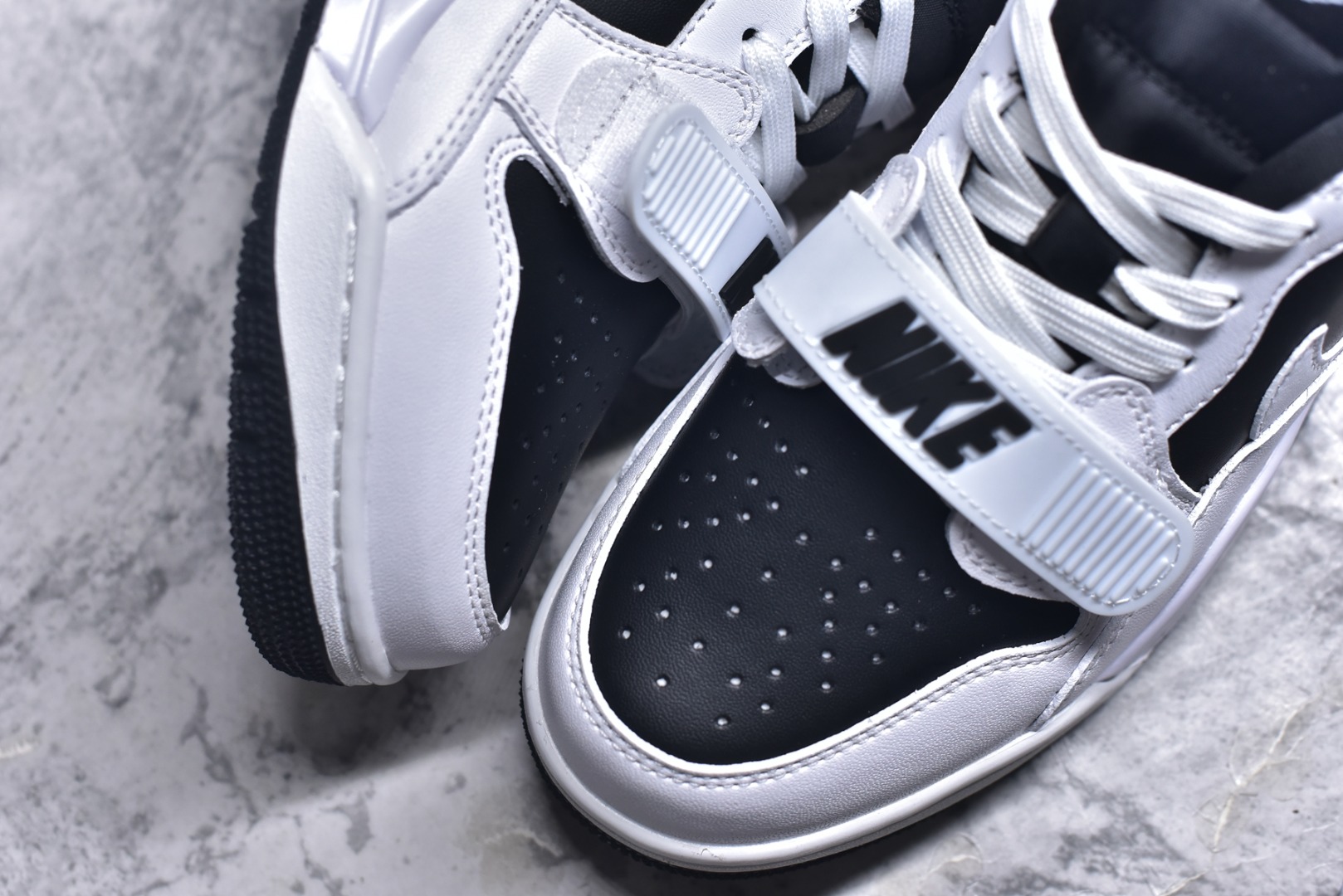 图片[8]-#Air Jordan Legacy AJ312 Low 低帮复古篮球鞋 白黑爆裂纹CD7069-111 市场最强独一档产物 全套原纸板楦头开发 原厂大底磨具加持立体防滑纹理 原档数据后跟TPU子母扣魔术贴 原装可视Air Sole气垫 原汁原味最完美的312代版型 唯一正确鞋头趴度弧度高度鞋身腰线 进口港宝加持 后跟自然饱满 全鞋荧光划线卡点 追求极致完美 每一双都是工艺品 多重QC质检 超越公司货的品控标准 实实在在的免检产品 鞋身采用了皮革材质打造 横跨鞋面的魔术贴十分吸睛 侧面的Swoosh Logo的一部分被鞋面遮挡了一部分 颇具玩味 魔术贴上标有NK标识 而鞋舌上是Jordan的经典红色飞翼Logo 后跟和鞋底均采用了AJ3的设计 后跟上同样也使用了经典的爆裂纹图案 尺码：36-47-选品中心