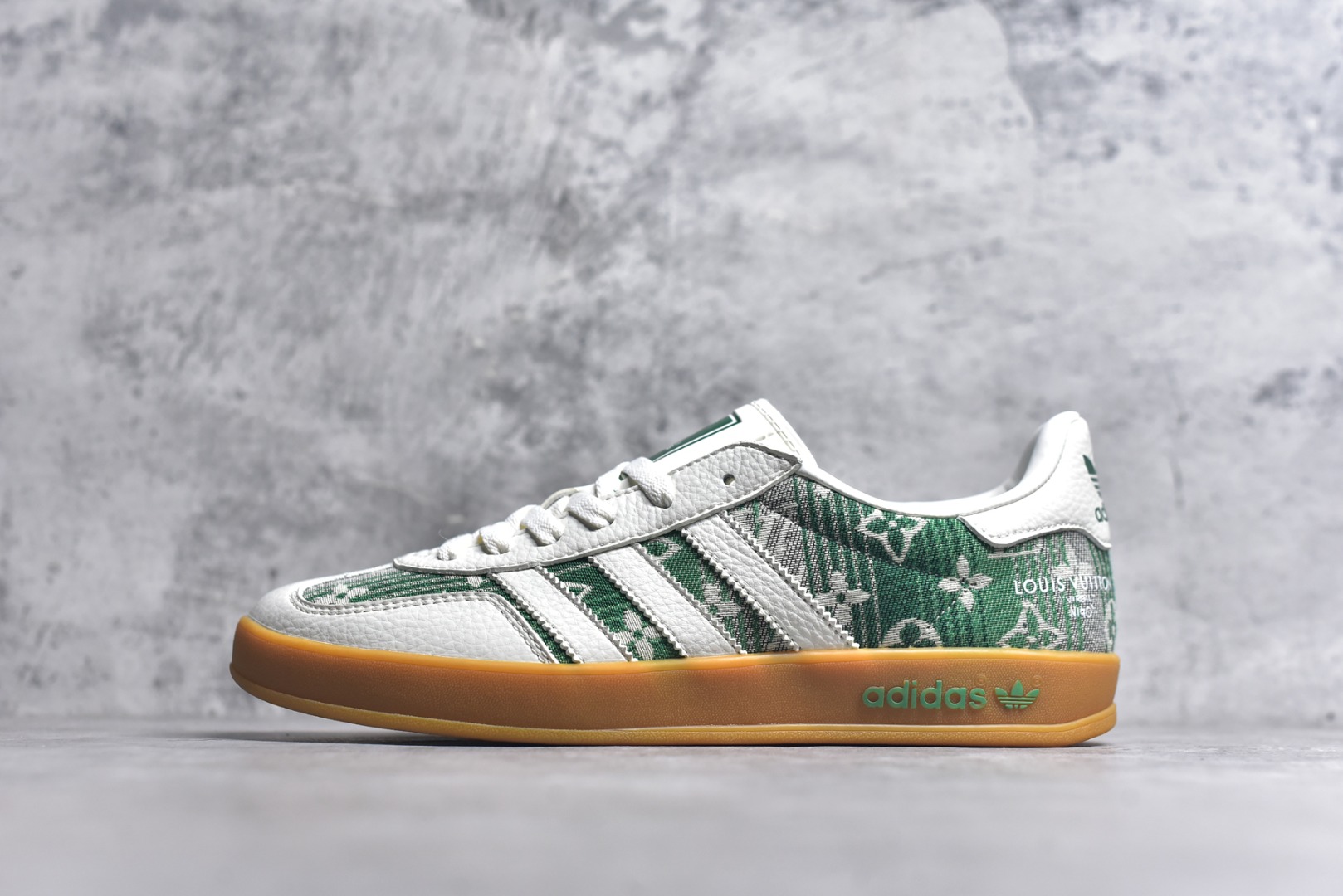 #adidas 德训鞋 “LV联名-绿灰牛仔”高端定制 大厂纯原品质出货 超高清洁度 细节完美 舒适百搭 低帮休闲板鞋 男女同款 货号：SC9207-733 尺码：36 36.5 37.5 38 38.5 39 40 40.5 41 42 42.5 43 44 44.5 45-选品中心