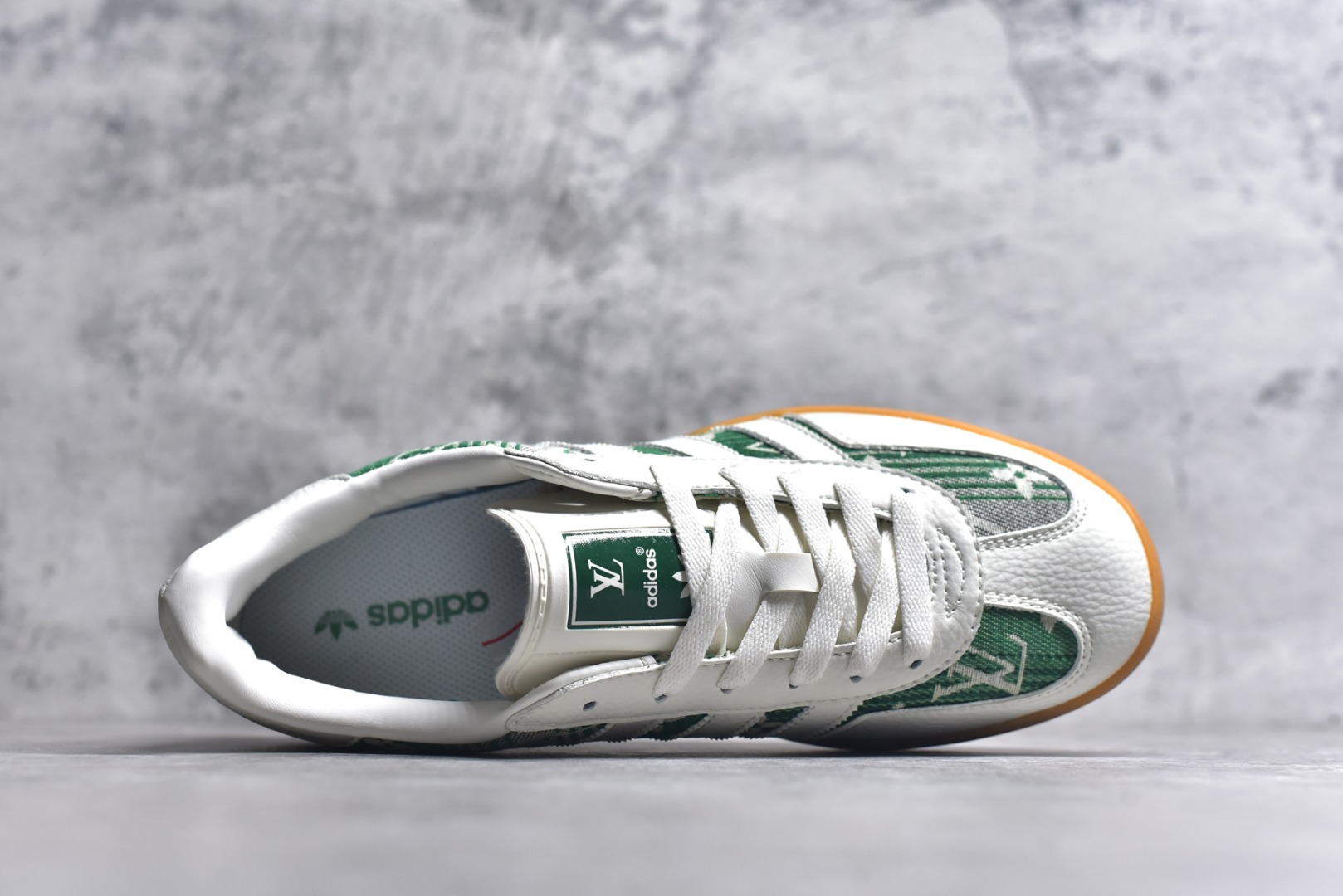 图片[4]-#adidas 德训鞋 “LV联名-绿灰牛仔”高端定制 大厂纯原品质出货 超高清洁度 细节完美 舒适百搭 低帮休闲板鞋 男女同款 货号：SC9207-733 尺码：36 36.5 37.5 38 38.5 39 40 40.5 41 42 42.5 43 44 44.5 45-选品中心