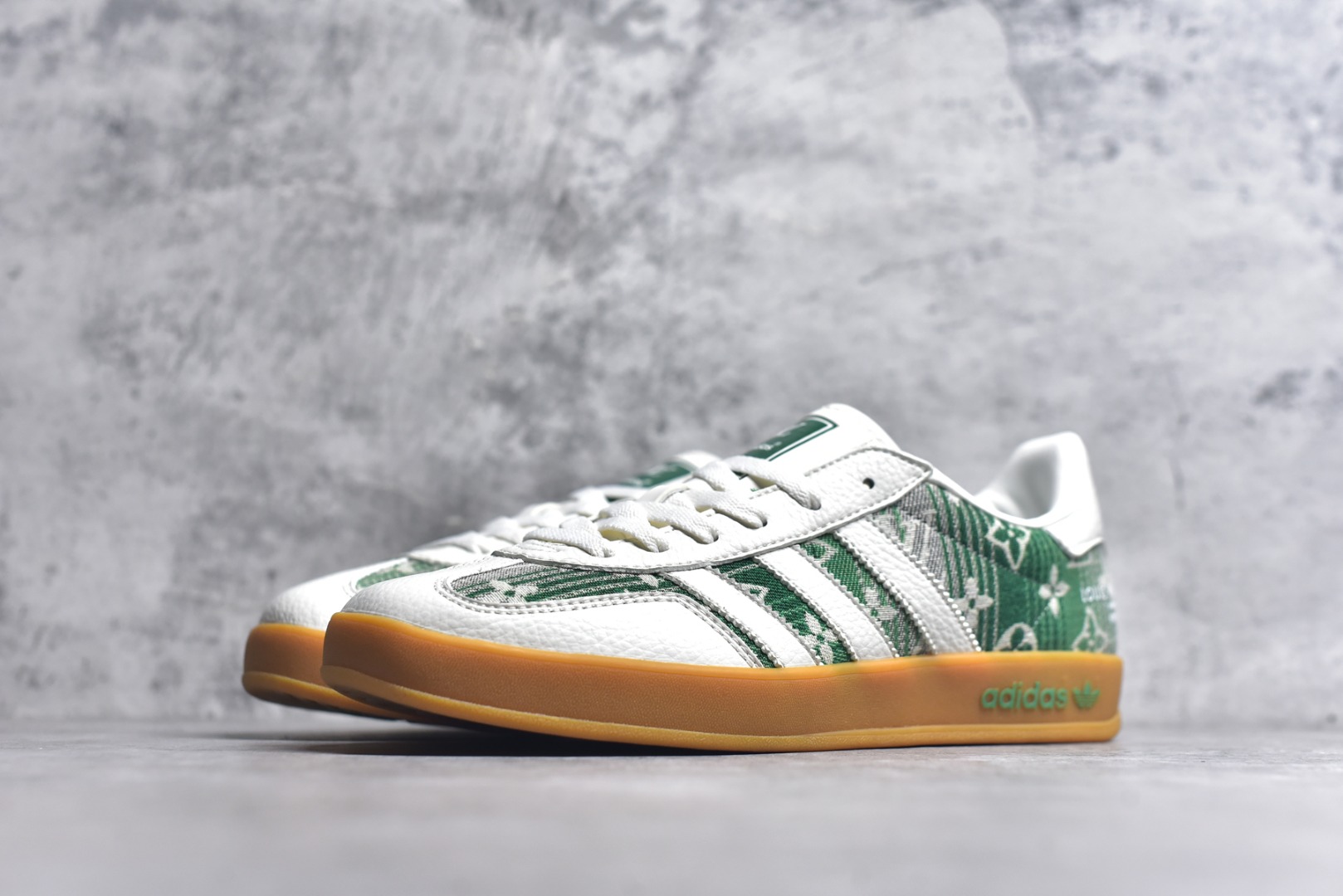 图片[2]-#adidas 德训鞋 “LV联名-绿灰牛仔”高端定制 大厂纯原品质出货 超高清洁度 细节完美 舒适百搭 低帮休闲板鞋 男女同款 货号：SC9207-733 尺码：36 36.5 37.5 38 38.5 39 40 40.5 41 42 42.5 43 44 44.5 45-选品中心