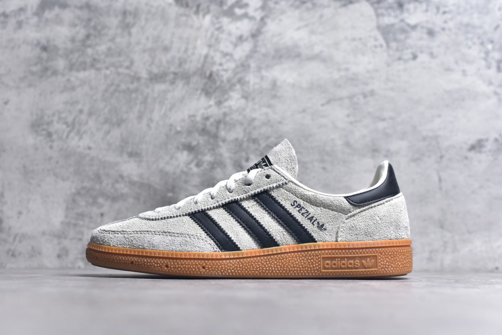 #AD Originals Handball SPZL 手球运动员系列百搭休闲运动板鞋 IF6562 这款来自阿迪达斯的这款HANDBALL SPZL前身是一双手球运动鞋，这一次拿来复刻，所以鞋面的主要色彩选用了黑色， 鞋面外侧除了Spezial字母之外还有三叶草标志。Handball SPZL作为复古手球训练鞋与作为室内足球鞋的Samba有着异曲同工之处，但是质感更为出众的鞋身以及丰富的配色选择比起Samba来讲可以说是更胜一筹了！尺码：36 36⅔ 37⅓ 38 38⅔ 39⅓ 40 40⅔ 41⅓ 42 42⅔ 43⅓ 44 45-选品中心
