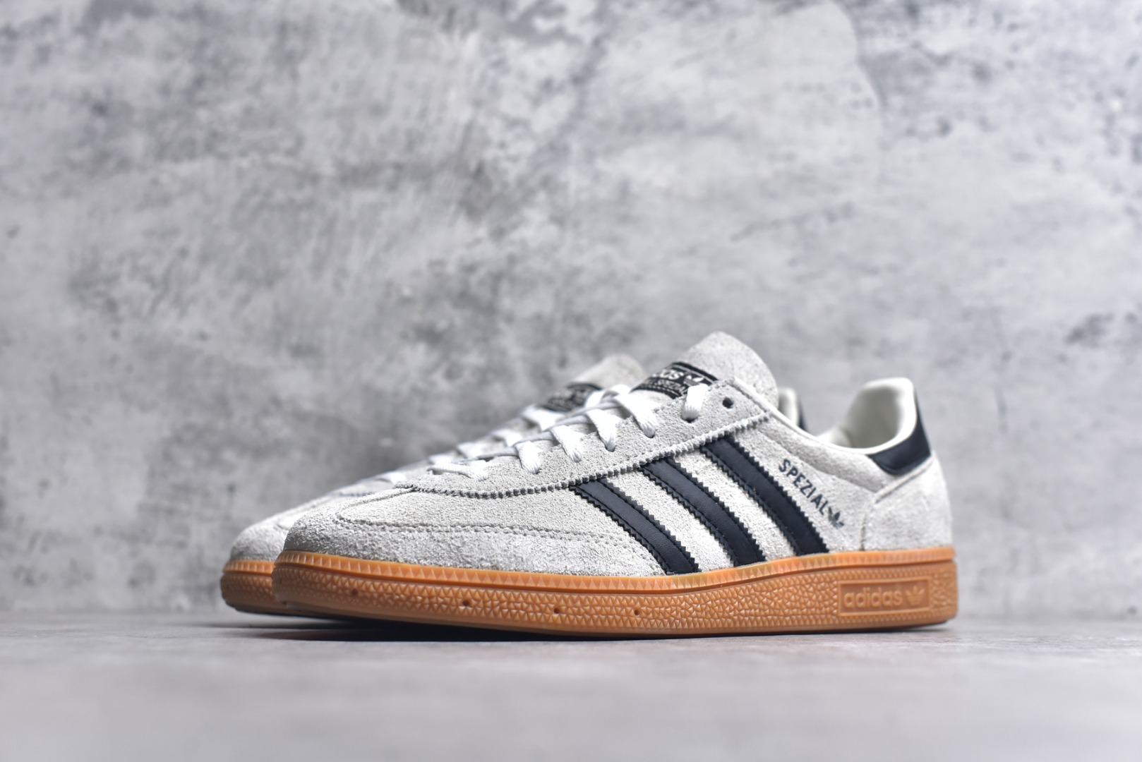 图片[2]-#AD Originals Handball SPZL 手球运动员系列百搭休闲运动板鞋 IF6562 这款来自阿迪达斯的这款HANDBALL SPZL前身是一双手球运动鞋，这一次拿来复刻，所以鞋面的主要色彩选用了黑色， 鞋面外侧除了Spezial字母之外还有三叶草标志。Handball SPZL作为复古手球训练鞋与作为室内足球鞋的Samba有着异曲同工之处，但是质感更为出众的鞋身以及丰富的配色选择比起Samba来讲可以说是更胜一筹了！尺码：36 36⅔ 37⅓ 38 38⅔ 39⅓ 40 40⅔ 41⅓ 42 42⅔ 43⅓ 44 45-选品中心