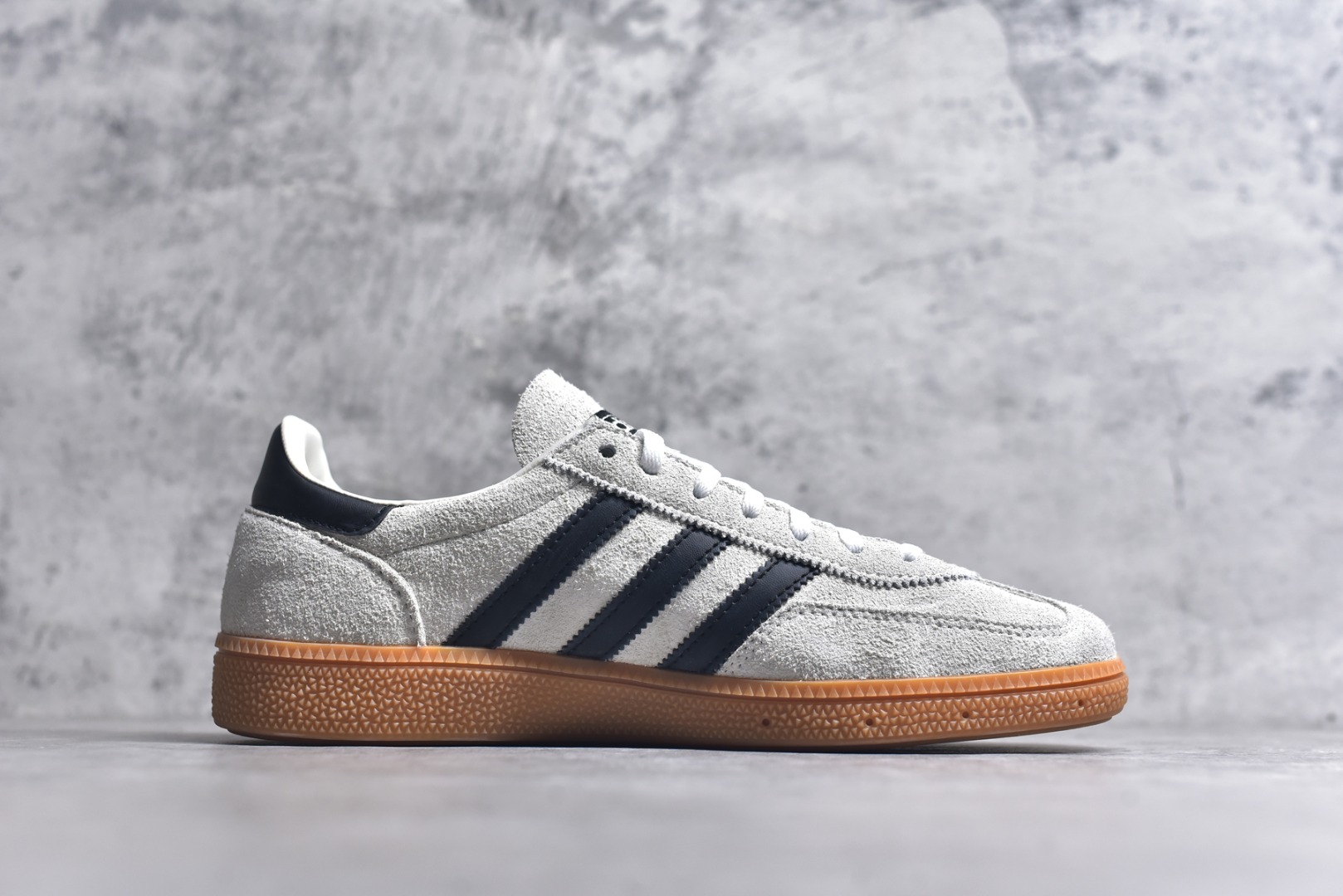 图片[3]-#AD Originals Handball SPZL 手球运动员系列百搭休闲运动板鞋 IF6562 这款来自阿迪达斯的这款HANDBALL SPZL前身是一双手球运动鞋，这一次拿来复刻，所以鞋面的主要色彩选用了黑色， 鞋面外侧除了Spezial字母之外还有三叶草标志。Handball SPZL作为复古手球训练鞋与作为室内足球鞋的Samba有着异曲同工之处，但是质感更为出众的鞋身以及丰富的配色选择比起Samba来讲可以说是更胜一筹了！尺码：36 36⅔ 37⅓ 38 38⅔ 39⅓ 40 40⅔ 41⅓ 42 42⅔ 43⅓ 44 45-选品中心