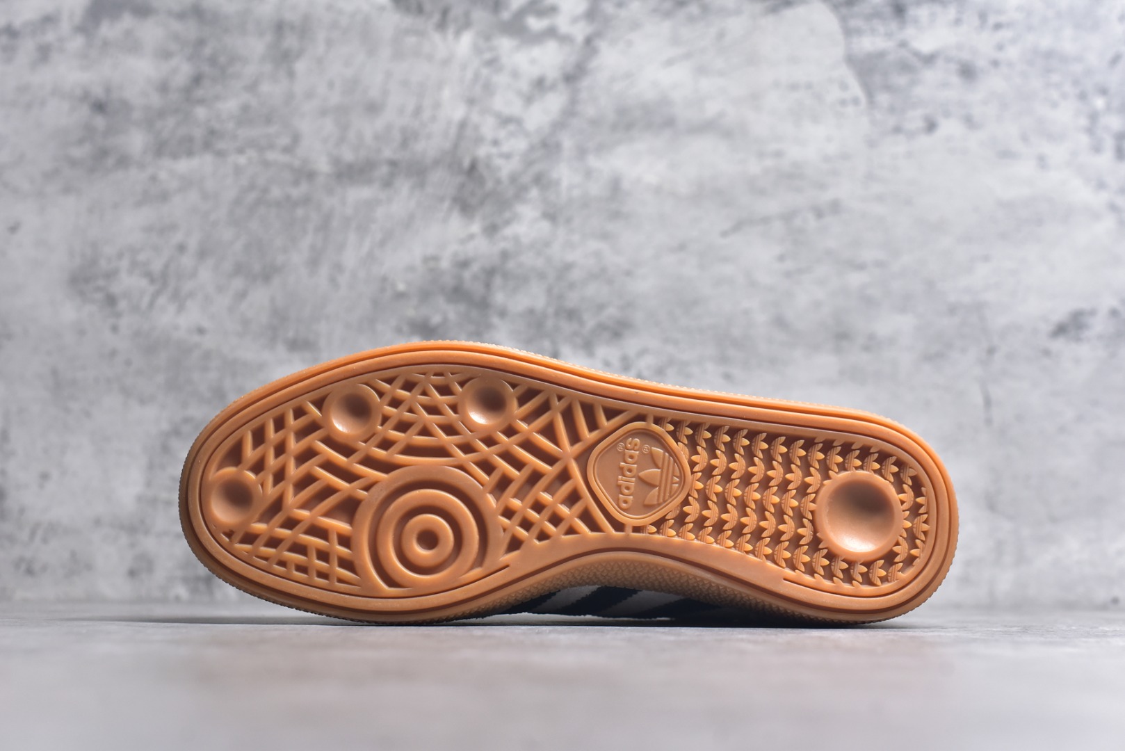 图片[6]-#AD Originals Handball SPZL 手球运动员系列百搭休闲运动板鞋 IF6562 这款来自阿迪达斯的这款HANDBALL SPZL前身是一双手球运动鞋，这一次拿来复刻，所以鞋面的主要色彩选用了黑色， 鞋面外侧除了Spezial字母之外还有三叶草标志。Handball SPZL作为复古手球训练鞋与作为室内足球鞋的Samba有着异曲同工之处，但是质感更为出众的鞋身以及丰富的配色选择比起Samba来讲可以说是更胜一筹了！尺码：36 36⅔ 37⅓ 38 38⅔ 39⅓ 40 40⅔ 41⅓ 42 42⅔ 43⅓ 44 45-选品中心