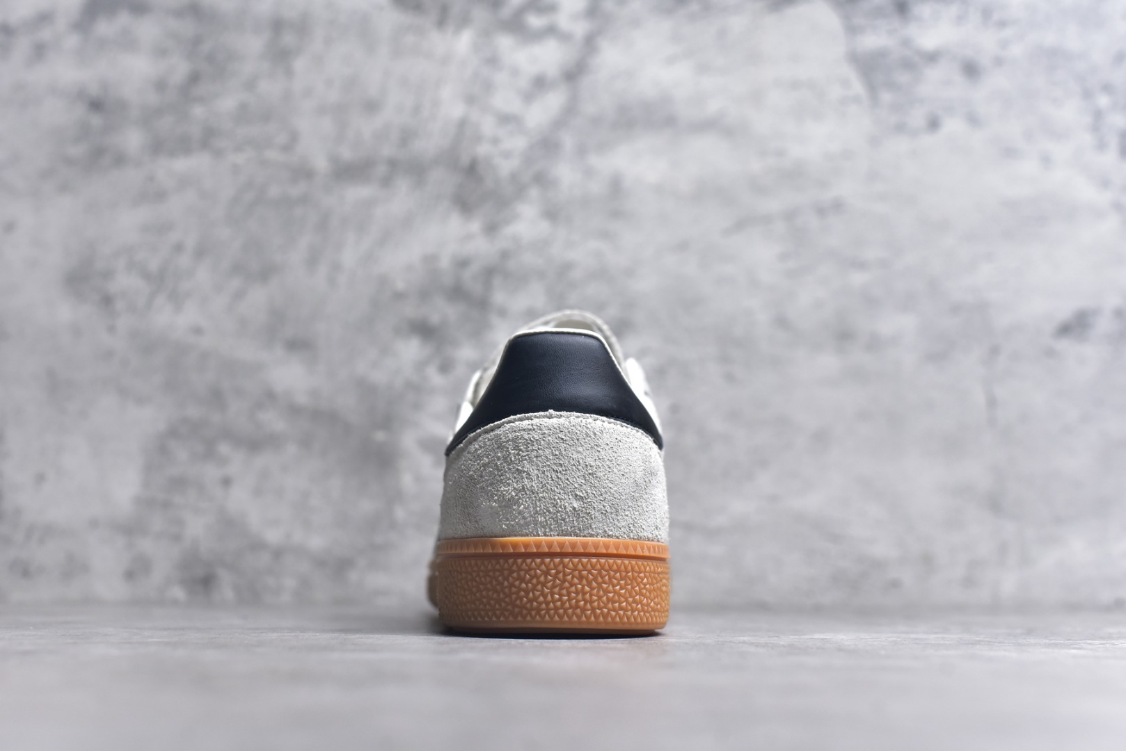图片[5]-#AD Originals Handball SPZL 手球运动员系列百搭休闲运动板鞋 IF6562 这款来自阿迪达斯的这款HANDBALL SPZL前身是一双手球运动鞋，这一次拿来复刻，所以鞋面的主要色彩选用了黑色， 鞋面外侧除了Spezial字母之外还有三叶草标志。Handball SPZL作为复古手球训练鞋与作为室内足球鞋的Samba有着异曲同工之处，但是质感更为出众的鞋身以及丰富的配色选择比起Samba来讲可以说是更胜一筹了！尺码：36 36⅔ 37⅓ 38 38⅔ 39⅓ 40 40⅔ 41⅓ 42 42⅔ 43⅓ 44 45-选品中心