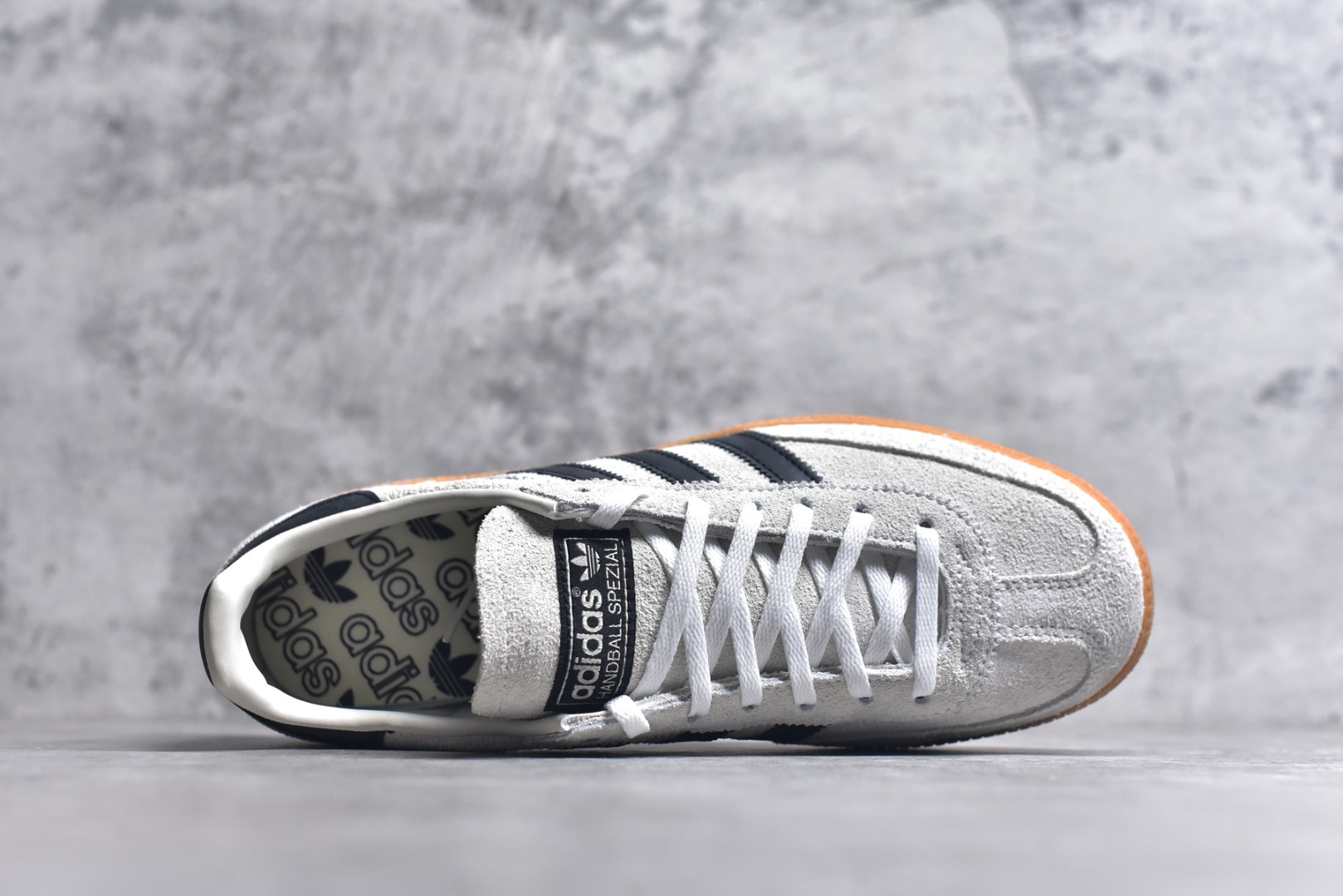图片[4]-#AD Originals Handball SPZL 手球运动员系列百搭休闲运动板鞋 IF6562 这款来自阿迪达斯的这款HANDBALL SPZL前身是一双手球运动鞋，这一次拿来复刻，所以鞋面的主要色彩选用了黑色， 鞋面外侧除了Spezial字母之外还有三叶草标志。Handball SPZL作为复古手球训练鞋与作为室内足球鞋的Samba有着异曲同工之处，但是质感更为出众的鞋身以及丰富的配色选择比起Samba来讲可以说是更胜一筹了！尺码：36 36⅔ 37⅓ 38 38⅔ 39⅓ 40 40⅔ 41⅓ 42 42⅔ 43⅓ 44 45-选品中心