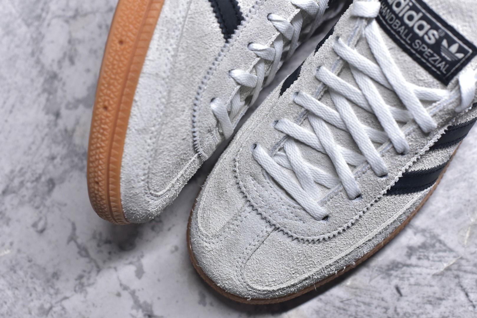 图片[8]-#AD Originals Handball SPZL 手球运动员系列百搭休闲运动板鞋 IF6562 这款来自阿迪达斯的这款HANDBALL SPZL前身是一双手球运动鞋，这一次拿来复刻，所以鞋面的主要色彩选用了黑色， 鞋面外侧除了Spezial字母之外还有三叶草标志。Handball SPZL作为复古手球训练鞋与作为室内足球鞋的Samba有着异曲同工之处，但是质感更为出众的鞋身以及丰富的配色选择比起Samba来讲可以说是更胜一筹了！尺码：36 36⅔ 37⅓ 38 38⅔ 39⅓ 40 40⅔ 41⅓ 42 42⅔ 43⅓ 44 45-选品中心