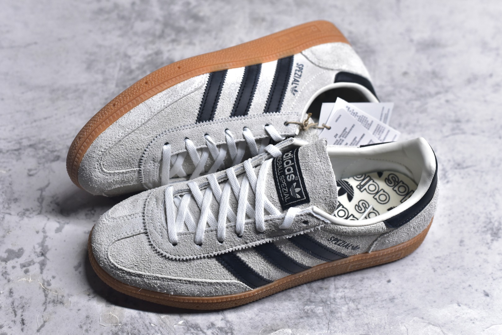 图片[7]-#AD Originals Handball SPZL 手球运动员系列百搭休闲运动板鞋 IF6562 这款来自阿迪达斯的这款HANDBALL SPZL前身是一双手球运动鞋，这一次拿来复刻，所以鞋面的主要色彩选用了黑色， 鞋面外侧除了Spezial字母之外还有三叶草标志。Handball SPZL作为复古手球训练鞋与作为室内足球鞋的Samba有着异曲同工之处，但是质感更为出众的鞋身以及丰富的配色选择比起Samba来讲可以说是更胜一筹了！尺码：36 36⅔ 37⅓ 38 38⅔ 39⅓ 40 40⅔ 41⅓ 42 42⅔ 43⅓ 44 45-选品中心
