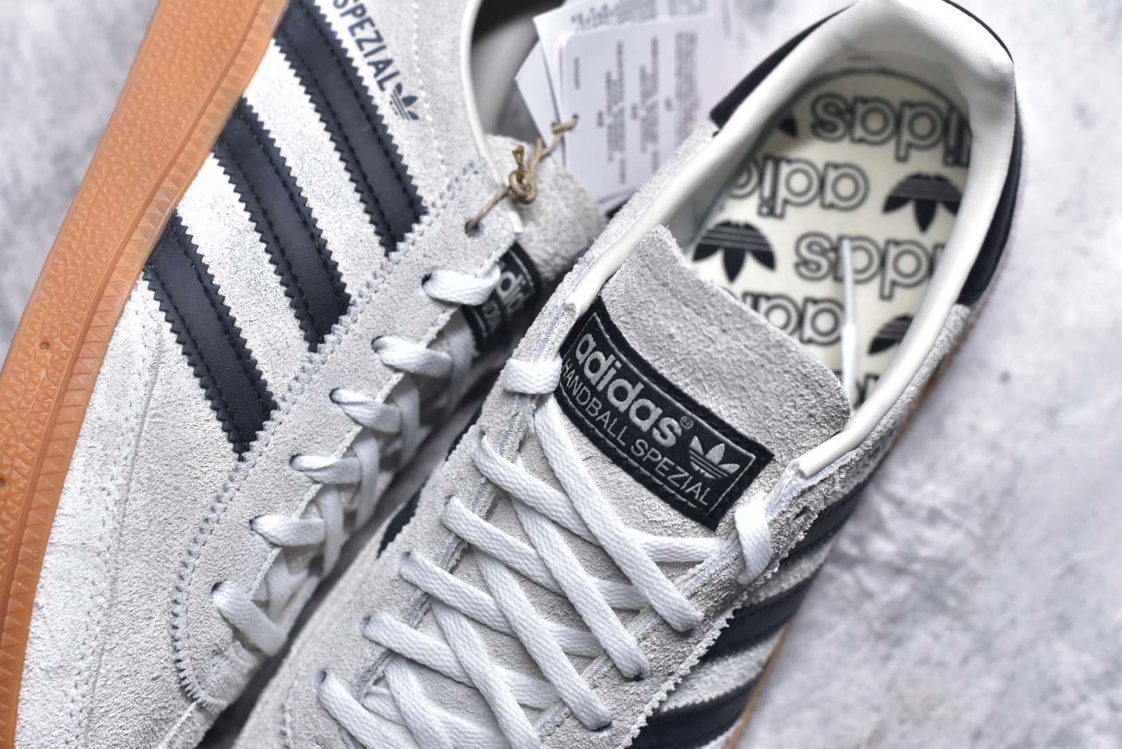 图片[9]-#AD Originals Handball SPZL 手球运动员系列百搭休闲运动板鞋 IF6562 这款来自阿迪达斯的这款HANDBALL SPZL前身是一双手球运动鞋，这一次拿来复刻，所以鞋面的主要色彩选用了黑色， 鞋面外侧除了Spezial字母之外还有三叶草标志。Handball SPZL作为复古手球训练鞋与作为室内足球鞋的Samba有着异曲同工之处，但是质感更为出众的鞋身以及丰富的配色选择比起Samba来讲可以说是更胜一筹了！尺码：36 36⅔ 37⅓ 38 38⅔ 39⅓ 40 40⅔ 41⅓ 42 42⅔ 43⅓ 44 45-选品中心