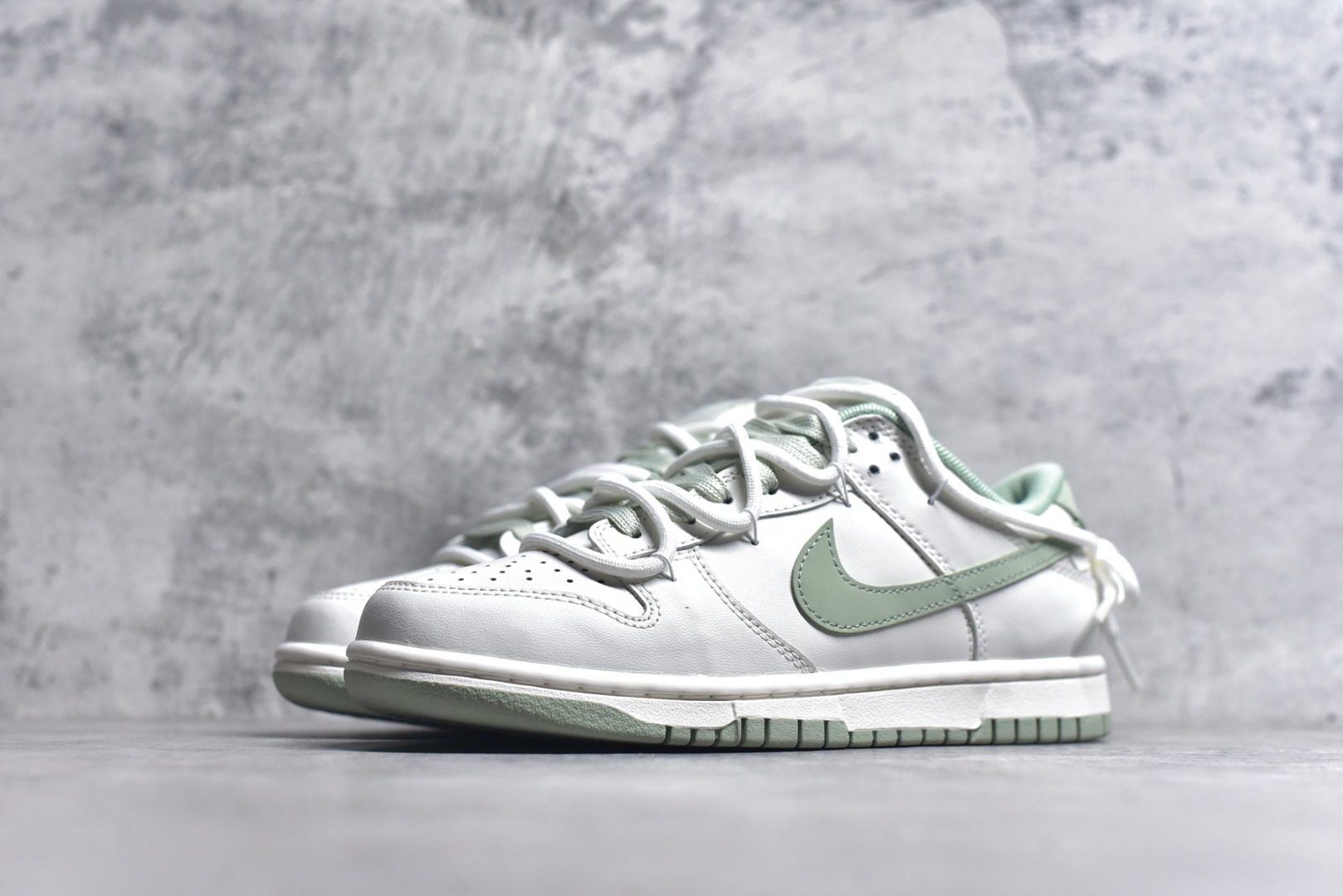 图片[2]-#NK Dunk Low 雾草汀烟 WG0508-048 当第一缕晨雾轻吻草甸，薄烟袅袅升腾，以纯净素白为底，将这抹东方意蕴，凝聚于足尖。鼠尾草绿Swoosh如风中摇曳的新芽，勾勒出盛夏的清新灵动。缠绕的米白绑绳鞋带，简约又不简单，清新而不造作。每一步，都仿佛踏在清晨的薄雾草甸之上，唤醒心底那份最纯粹的自然舒适感。定制系列天花板 无原鞋不开发 全系列得物原鞋一比一校对开发 配色持续更新中 终端对接 优势输出 全套原厂楦头原纸板数据档案倾力打造 原汁原味莞产 极致还原 圈内最强针车工艺 高端零售指定版 广东原厂配套原盒原标 鞋盒分三个尺码段 原厂冲刀 超高清洁度 全鞋零毛边皮料切割 采用原厂百宏鞋带以及原厂百宏织唛舌标 内标可供原厂几率过验 进口原装条纹中底布 四线拉帮白色点胶 原厂拉帮手法遵循公司 原厂电绣 极致还原 尺码：36 36.5 37.5 38 38.5 39 40 40.5 41 42 42.5 43 44 44.5 45 46-选品中心