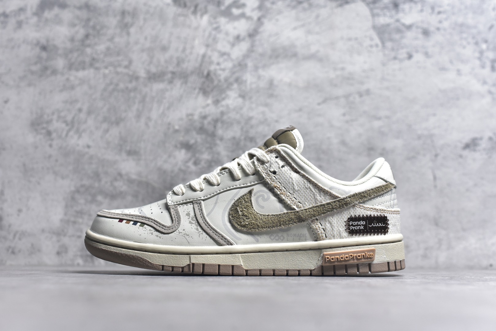 #Nike Dunk Low 熊猫恶作剧 山影漫步 月语山系 低帮休闲板鞋 HQ1175-240 #配色整体围绕熊猫恶作剧山影漫步主题设计，鞋身整体采用专属颜料重新喷涂。特殊原创设计图标涂鸦装饰，添加潮流元素效果喷涂点缀。 尺码：35.5 36 36.5 37.5 38 38.5 39 40 40.5 41 42 42.5 43 44 44.5 45 46 9.E5-选品中心