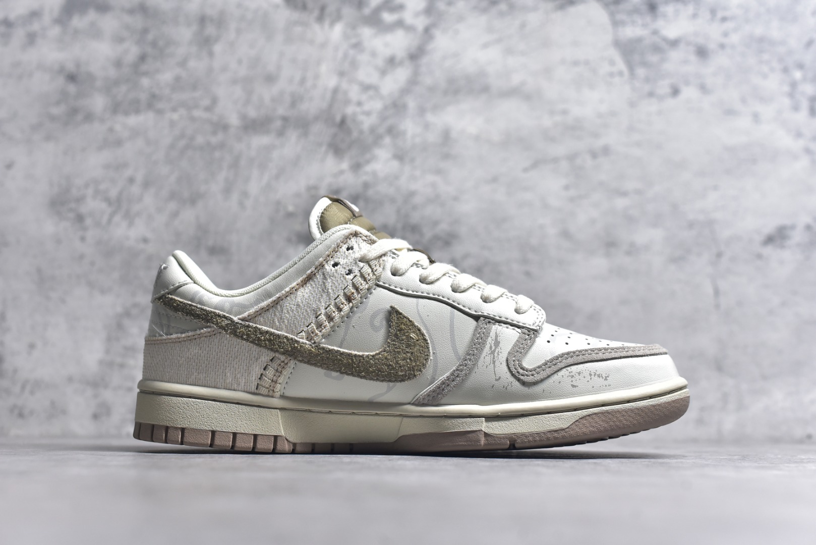 图片[3]-#Nike Dunk Low 熊猫恶作剧 山影漫步 月语山系 低帮休闲板鞋 HQ1175-240 #配色整体围绕熊猫恶作剧山影漫步主题设计，鞋身整体采用专属颜料重新喷涂。特殊原创设计图标涂鸦装饰，添加潮流元素效果喷涂点缀。 尺码：35.5 36 36.5 37.5 38 38.5 39 40 40.5 41 42 42.5 43 44 44.5 45 46 9.E5-选品中心