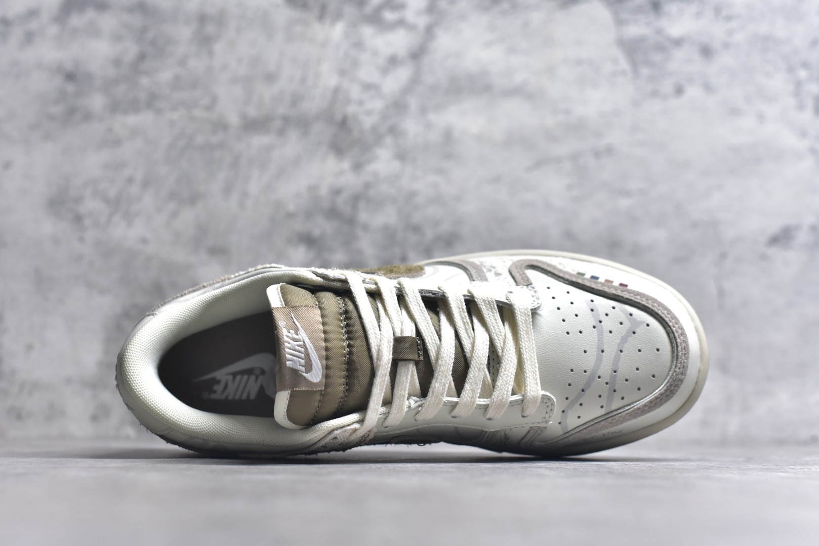 图片[4]-#Nike Dunk Low 熊猫恶作剧 山影漫步 月语山系 低帮休闲板鞋 HQ1175-240 #配色整体围绕熊猫恶作剧山影漫步主题设计，鞋身整体采用专属颜料重新喷涂。特殊原创设计图标涂鸦装饰，添加潮流元素效果喷涂点缀。 尺码：35.5 36 36.5 37.5 38 38.5 39 40 40.5 41 42 42.5 43 44 44.5 45 46 9.E5-选品中心