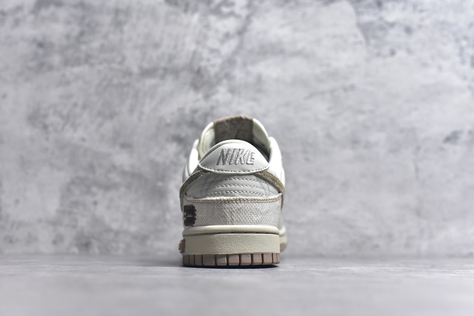 图片[5]-#Nike Dunk Low 熊猫恶作剧 山影漫步 月语山系 低帮休闲板鞋 HQ1175-240 #配色整体围绕熊猫恶作剧山影漫步主题设计，鞋身整体采用专属颜料重新喷涂。特殊原创设计图标涂鸦装饰，添加潮流元素效果喷涂点缀。 尺码：35.5 36 36.5 37.5 38 38.5 39 40 40.5 41 42 42.5 43 44 44.5 45 46 9.E5-选品中心