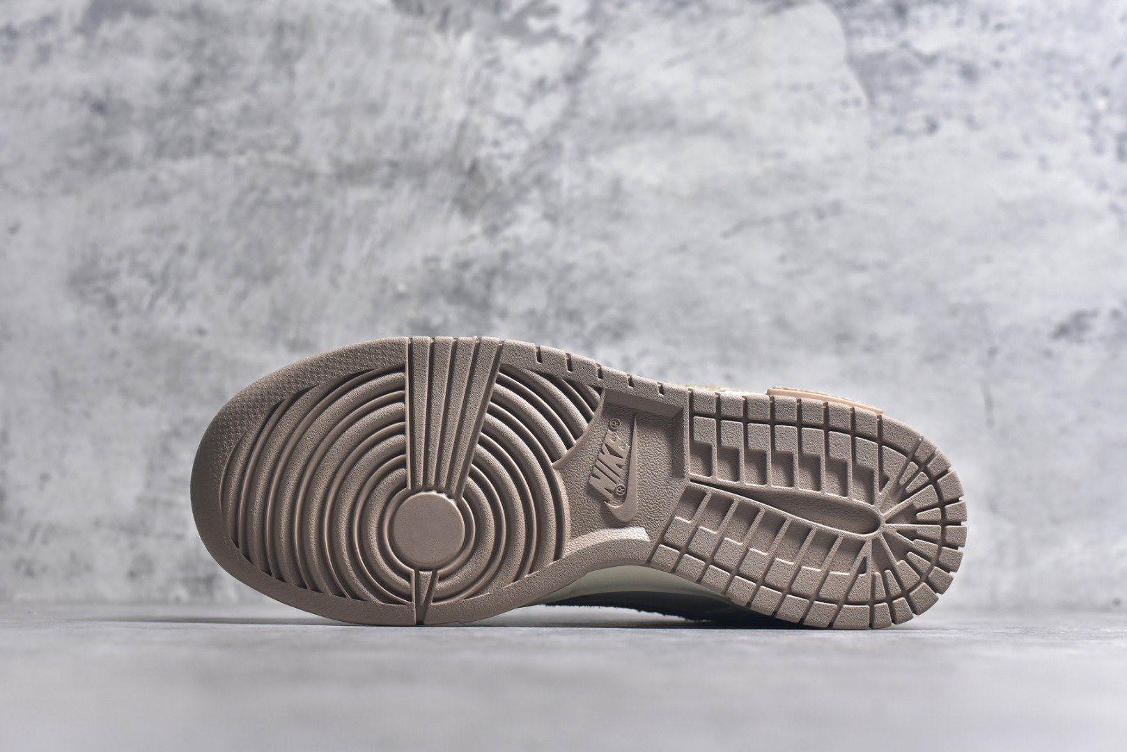 图片[6]-#Nike Dunk Low 熊猫恶作剧 山影漫步 月语山系 低帮休闲板鞋 HQ1175-240 #配色整体围绕熊猫恶作剧山影漫步主题设计，鞋身整体采用专属颜料重新喷涂。特殊原创设计图标涂鸦装饰，添加潮流元素效果喷涂点缀。 尺码：35.5 36 36.5 37.5 38 38.5 39 40 40.5 41 42 42.5 43 44 44.5 45 46 9.E5-选品中心