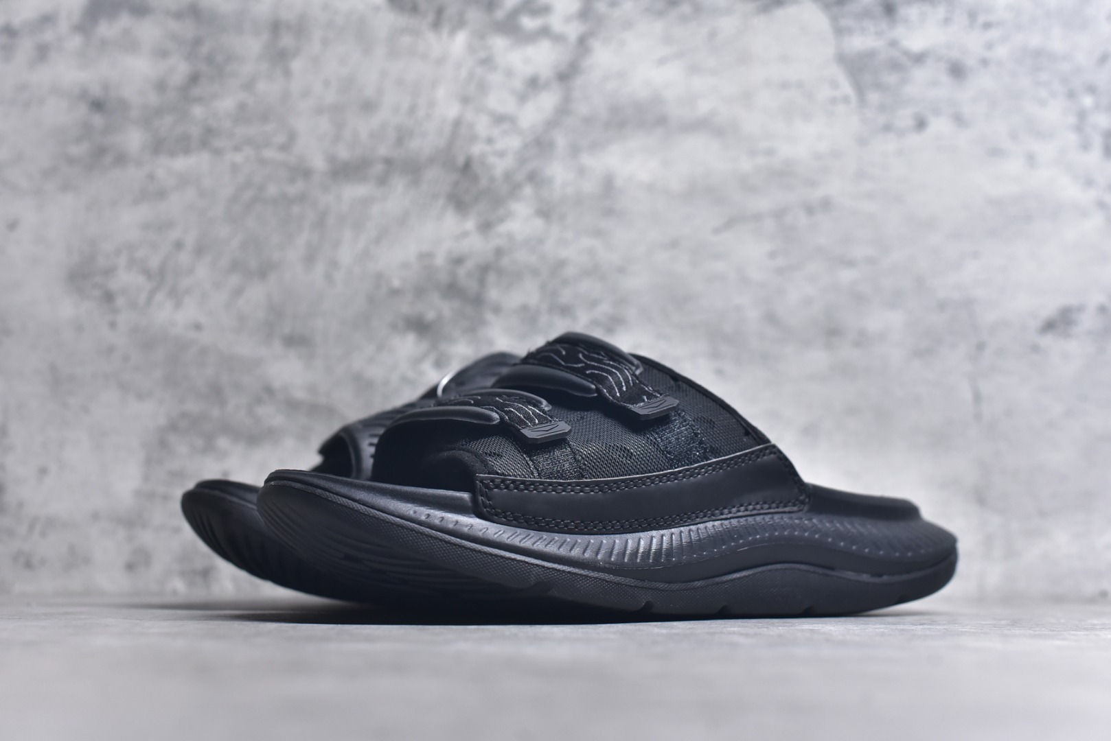 图片[2]-#HOKA ONE ONE ORA Luxe 休闲透气舒缓 橡胶底防滑一字拖鞋 轻量透气‌：采用轻量透气材料，即使在炎热的夏日也能保持清爽 ‌缓震技术‌：鞋底的缓震技术有效减轻行走时的压力，长时间穿着也不会感到疲劳‌ ‌人体工程学设计‌：鞋型经过精心的人体工程学优化，稳定且贴合，适合运动和日常通勤‌ ‌防滑设计‌：特殊底纹设计解决了打滑的烦恼，确保每一步都走得安心 货号：1134150 尺码：37-44-选品中心