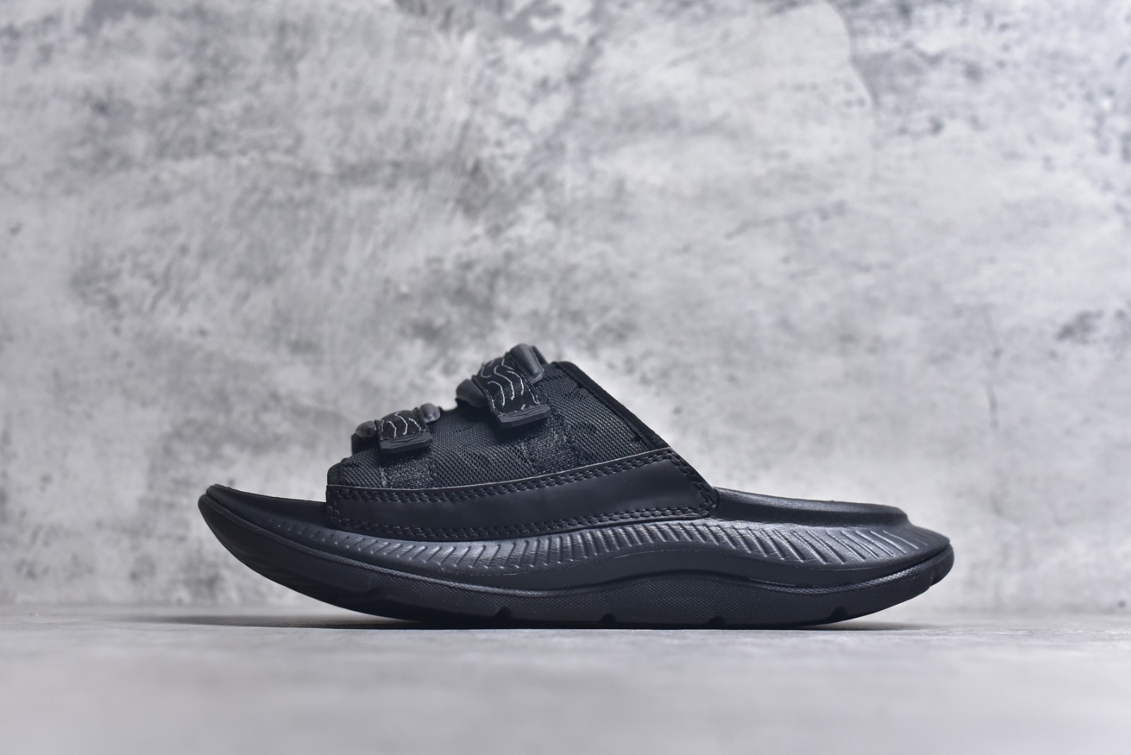 #HOKA ONE ONE ORA Luxe 休闲透气舒缓 橡胶底防滑一字拖鞋 轻量透气‌：采用轻量透气材料，即使在炎热的夏日也能保持清爽 ‌缓震技术‌：鞋底的缓震技术有效减轻行走时的压力，长时间穿着也不会感到疲劳‌ ‌人体工程学设计‌：鞋型经过精心的人体工程学优化，稳定且贴合，适合运动和日常通勤‌ ‌防滑设计‌：特殊底纹设计解决了打滑的烦恼，确保每一步都走得安心 货号：1134150 尺码：37-44-选品中心