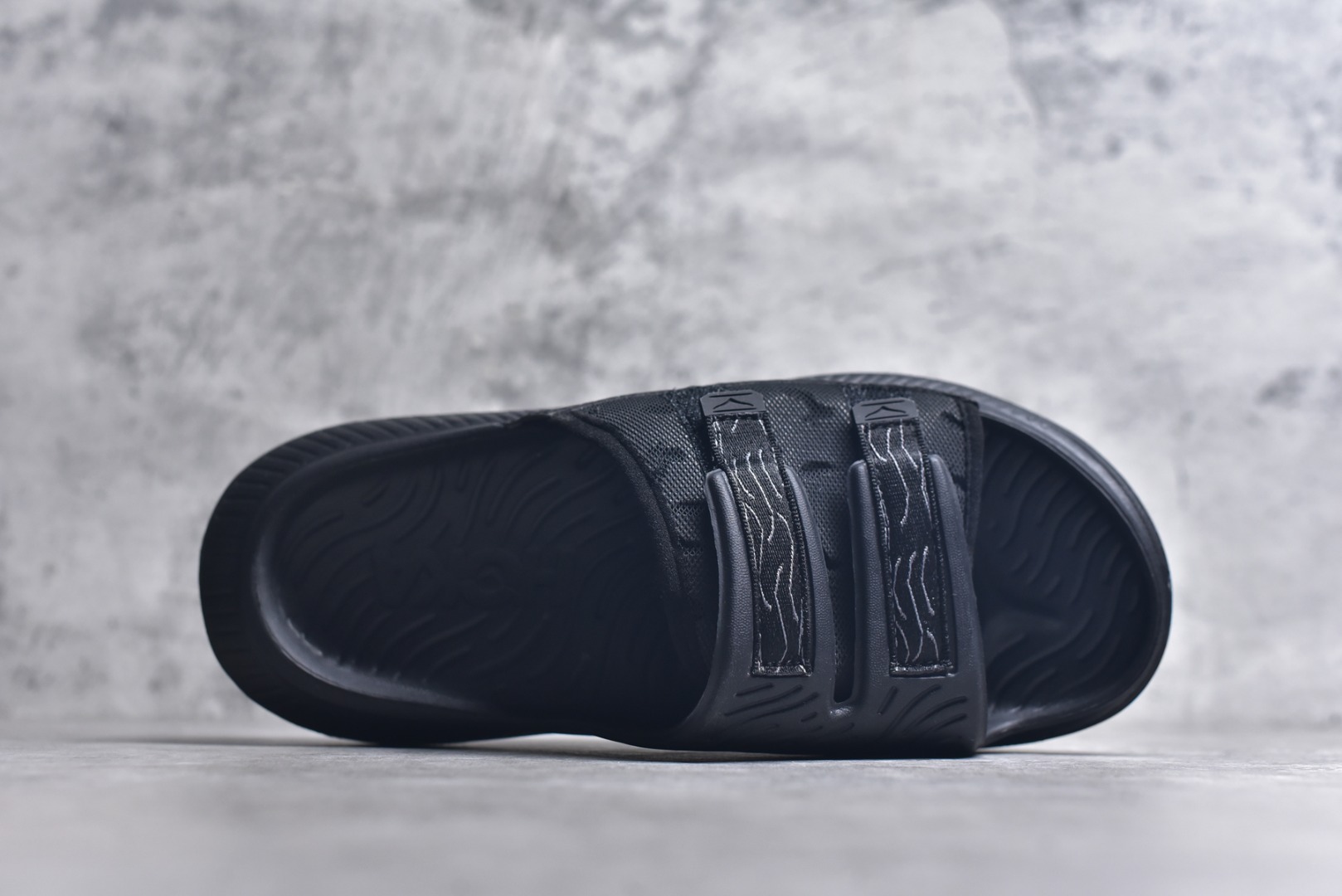 图片[4]-#HOKA ONE ONE ORA Luxe 休闲透气舒缓 橡胶底防滑一字拖鞋 轻量透气‌：采用轻量透气材料，即使在炎热的夏日也能保持清爽 ‌缓震技术‌：鞋底的缓震技术有效减轻行走时的压力，长时间穿着也不会感到疲劳‌ ‌人体工程学设计‌：鞋型经过精心的人体工程学优化，稳定且贴合，适合运动和日常通勤‌ ‌防滑设计‌：特殊底纹设计解决了打滑的烦恼，确保每一步都走得安心 货号：1134150 尺码：37-44-选品中心