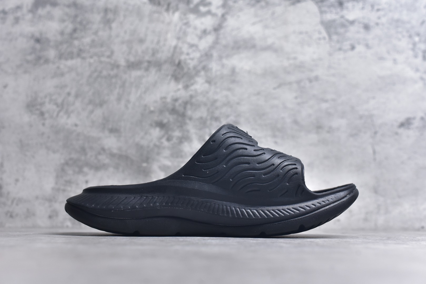 图片[3]-#HOKA ONE ONE ORA Luxe 休闲透气舒缓 橡胶底防滑一字拖鞋 轻量透气‌：采用轻量透气材料，即使在炎热的夏日也能保持清爽 ‌缓震技术‌：鞋底的缓震技术有效减轻行走时的压力，长时间穿着也不会感到疲劳‌ ‌人体工程学设计‌：鞋型经过精心的人体工程学优化，稳定且贴合，适合运动和日常通勤‌ ‌防滑设计‌：特殊底纹设计解决了打滑的烦恼，确保每一步都走得安心 货号：1134150 尺码：37-44-选品中心