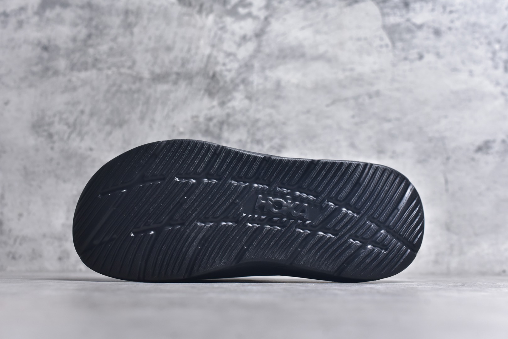 图片[6]-#HOKA ONE ONE ORA Luxe 休闲透气舒缓 橡胶底防滑一字拖鞋 轻量透气‌：采用轻量透气材料，即使在炎热的夏日也能保持清爽 ‌缓震技术‌：鞋底的缓震技术有效减轻行走时的压力，长时间穿着也不会感到疲劳‌ ‌人体工程学设计‌：鞋型经过精心的人体工程学优化，稳定且贴合，适合运动和日常通勤‌ ‌防滑设计‌：特殊底纹设计解决了打滑的烦恼，确保每一步都走得安心 货号：1134150 尺码：37-44-选品中心