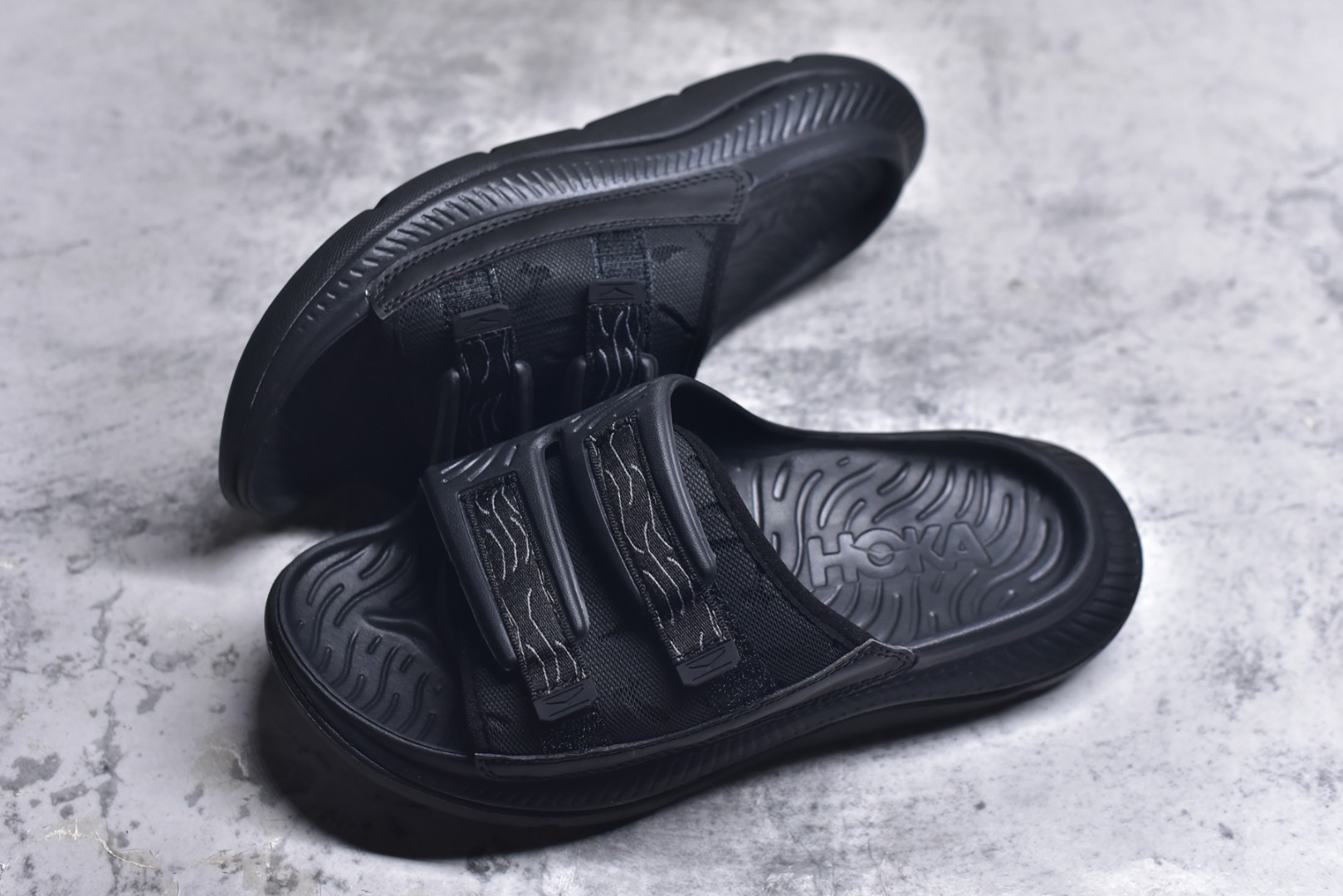 图片[7]-#HOKA ONE ONE ORA Luxe 休闲透气舒缓 橡胶底防滑一字拖鞋 轻量透气‌：采用轻量透气材料，即使在炎热的夏日也能保持清爽 ‌缓震技术‌：鞋底的缓震技术有效减轻行走时的压力，长时间穿着也不会感到疲劳‌ ‌人体工程学设计‌：鞋型经过精心的人体工程学优化，稳定且贴合，适合运动和日常通勤‌ ‌防滑设计‌：特殊底纹设计解决了打滑的烦恼，确保每一步都走得安心 货号：1134150 尺码：37-44-选品中心