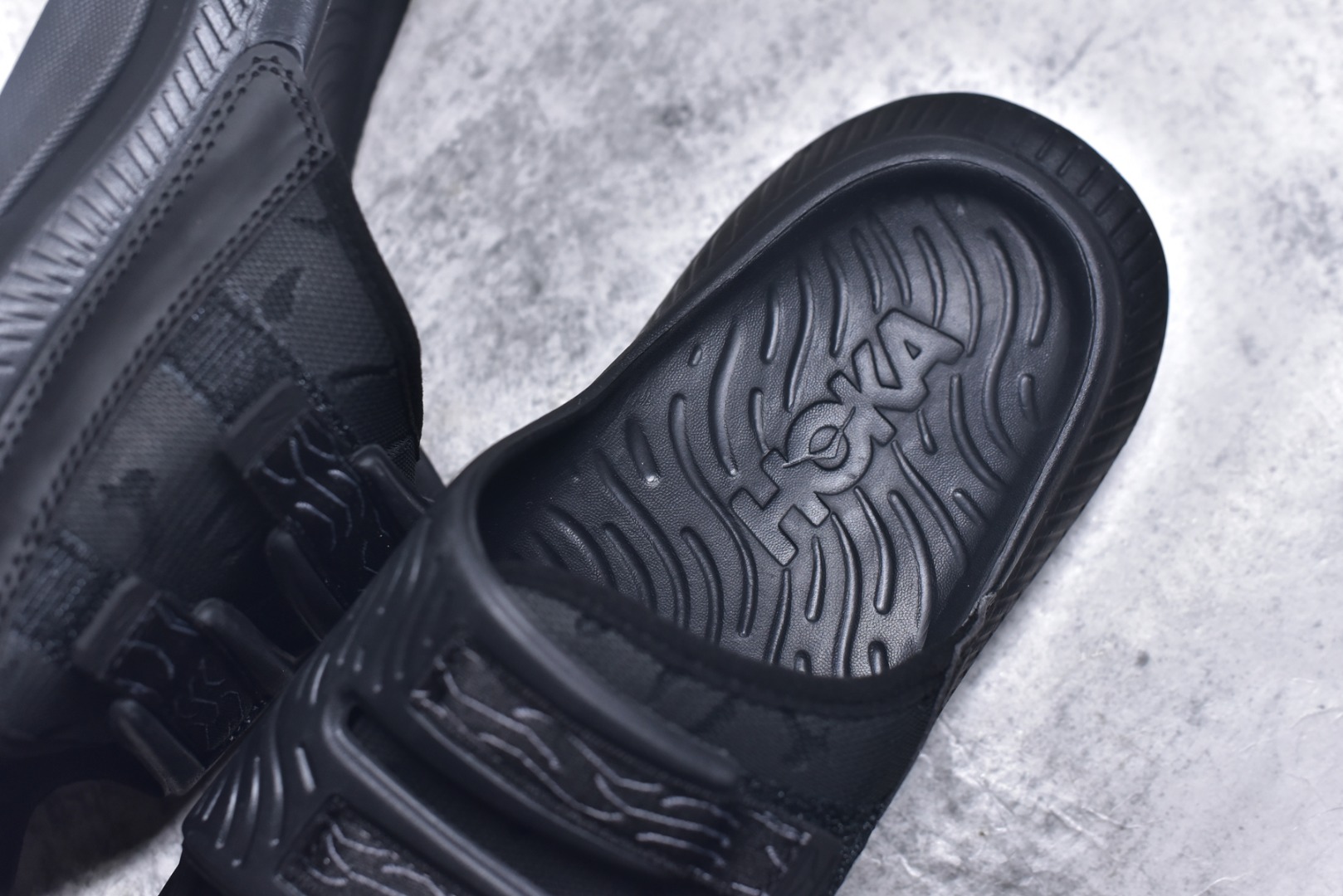 图片[9]-#HOKA ONE ONE ORA Luxe 休闲透气舒缓 橡胶底防滑一字拖鞋 轻量透气‌：采用轻量透气材料，即使在炎热的夏日也能保持清爽 ‌缓震技术‌：鞋底的缓震技术有效减轻行走时的压力，长时间穿着也不会感到疲劳‌ ‌人体工程学设计‌：鞋型经过精心的人体工程学优化，稳定且贴合，适合运动和日常通勤‌ ‌防滑设计‌：特殊底纹设计解决了打滑的烦恼，确保每一步都走得安心 货号：1134150 尺码：37-44-选品中心