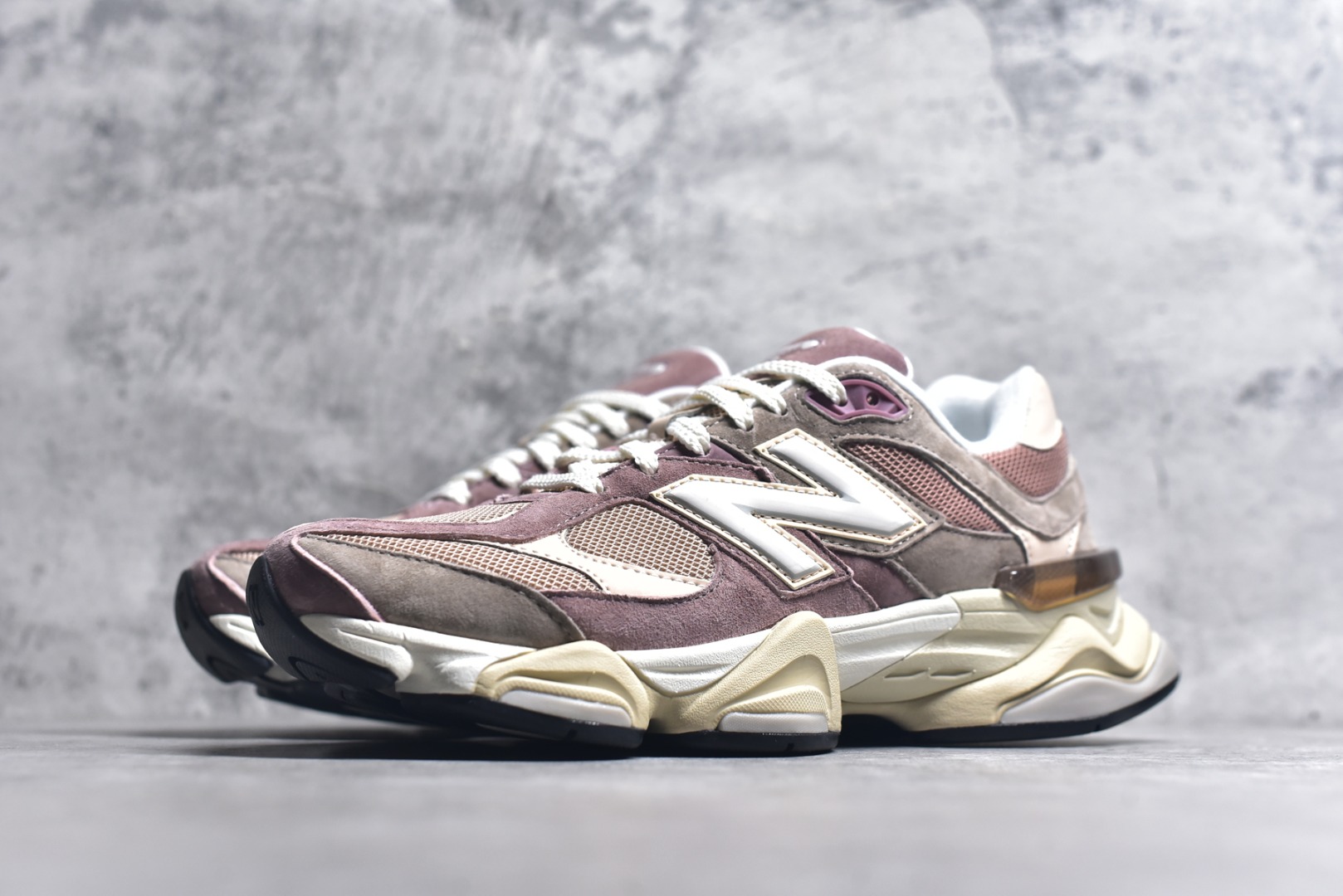 图片[2]-#New Balance NB9060 联名款 复古休闲运动慢跑鞋 红豆色 U9060EEH 全套原楦原纸板原厂数据开发 进口三明治网面 原装进口翻毛皮料正确绒感卡色 正确中底拉帮中底网布细节 原厂标裁 带紫光防伪 定制后跟透明水晶模块 冲裁组合 大底贴合程度胶水上色把控完美 整洁度挑战全网艺术家 多道序QC把关品质完善 匠心打造 耗时两个月开发完成 工艺极其复杂难度可想而知 新开独立私模大底 全网唯一正确六层组合大底 高端零售专供产物 尺码：36 37 37.5 38 38.5 39 40 40.5 41 42 42.5 43 44 45 46.5-选品中心