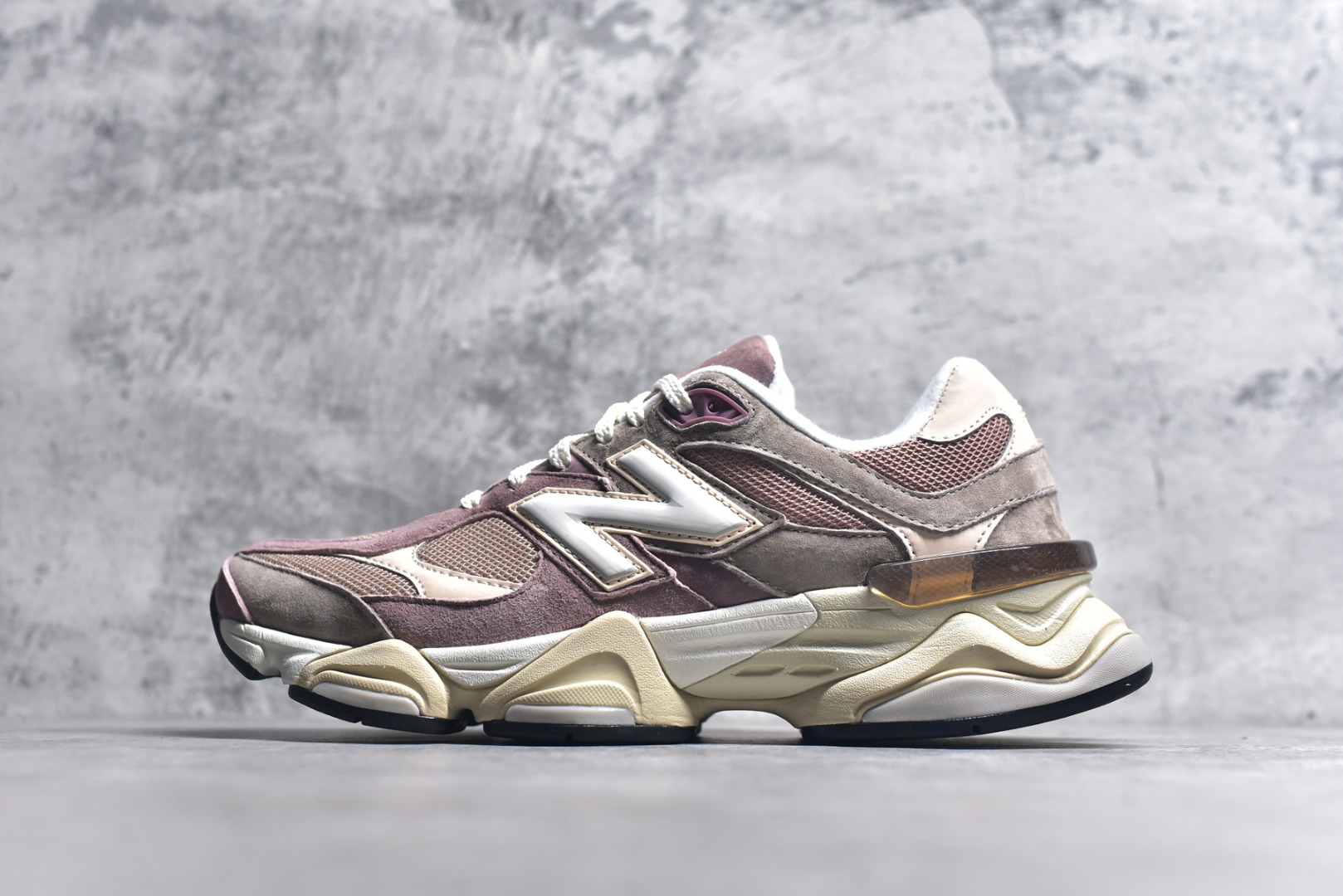 #New Balance NB9060 联名款 复古休闲运动慢跑鞋 红豆色 U9060EEH 全套原楦原纸板原厂数据开发 进口三明治网面 原装进口翻毛皮料正确绒感卡色 正确中底拉帮中底网布细节 原厂标裁 带紫光防伪 定制后跟透明水晶模块 冲裁组合 大底贴合程度胶水上色把控完美 整洁度挑战全网艺术家 多道序QC把关品质完善 匠心打造 耗时两个月开发完成 工艺极其复杂难度可想而知 新开独立私模大底 全网唯一正确六层组合大底 高端零售专供产物 尺码：36 37 37.5 38 38.5 39 40 40.5 41 42 42.5 43 44 45 46.5-选品中心