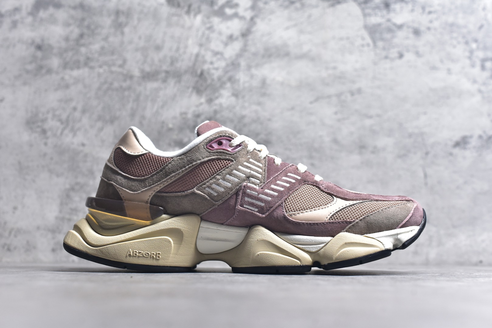 图片[3]-#New Balance NB9060 联名款 复古休闲运动慢跑鞋 红豆色 U9060EEH 全套原楦原纸板原厂数据开发 进口三明治网面 原装进口翻毛皮料正确绒感卡色 正确中底拉帮中底网布细节 原厂标裁 带紫光防伪 定制后跟透明水晶模块 冲裁组合 大底贴合程度胶水上色把控完美 整洁度挑战全网艺术家 多道序QC把关品质完善 匠心打造 耗时两个月开发完成 工艺极其复杂难度可想而知 新开独立私模大底 全网唯一正确六层组合大底 高端零售专供产物 尺码：36 37 37.5 38 38.5 39 40 40.5 41 42 42.5 43 44 45 46.5-选品中心
