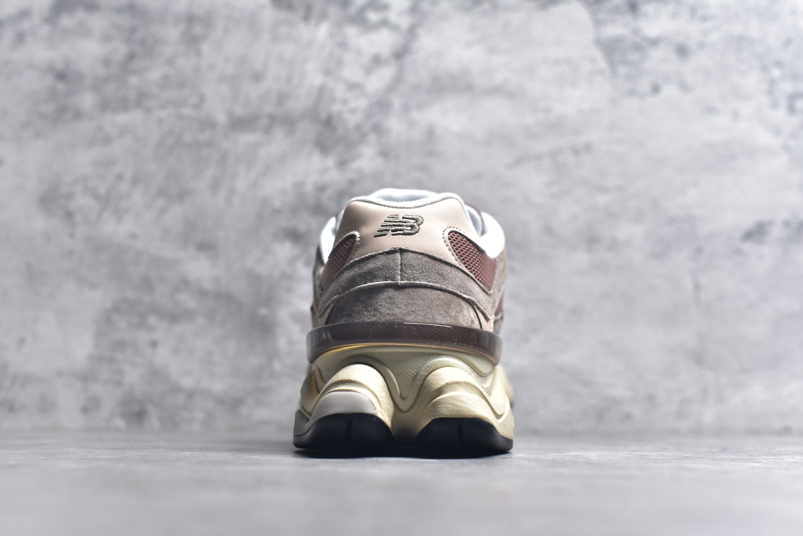 图片[5]-#New Balance NB9060 联名款 复古休闲运动慢跑鞋 红豆色 U9060EEH 全套原楦原纸板原厂数据开发 进口三明治网面 原装进口翻毛皮料正确绒感卡色 正确中底拉帮中底网布细节 原厂标裁 带紫光防伪 定制后跟透明水晶模块 冲裁组合 大底贴合程度胶水上色把控完美 整洁度挑战全网艺术家 多道序QC把关品质完善 匠心打造 耗时两个月开发完成 工艺极其复杂难度可想而知 新开独立私模大底 全网唯一正确六层组合大底 高端零售专供产物 尺码：36 37 37.5 38 38.5 39 40 40.5 41 42 42.5 43 44 45 46.5-选品中心