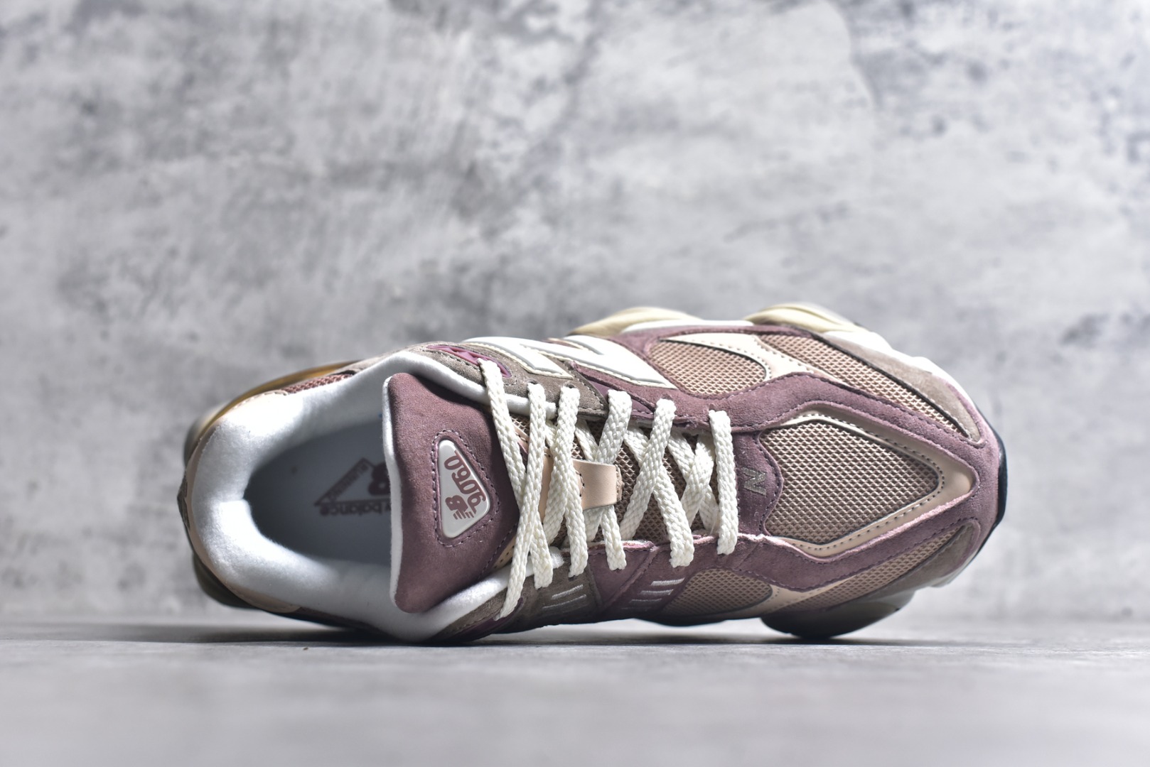 图片[4]-#New Balance NB9060 联名款 复古休闲运动慢跑鞋 红豆色 U9060EEH 全套原楦原纸板原厂数据开发 进口三明治网面 原装进口翻毛皮料正确绒感卡色 正确中底拉帮中底网布细节 原厂标裁 带紫光防伪 定制后跟透明水晶模块 冲裁组合 大底贴合程度胶水上色把控完美 整洁度挑战全网艺术家 多道序QC把关品质完善 匠心打造 耗时两个月开发完成 工艺极其复杂难度可想而知 新开独立私模大底 全网唯一正确六层组合大底 高端零售专供产物 尺码：36 37 37.5 38 38.5 39 40 40.5 41 42 42.5 43 44 45 46.5-选品中心