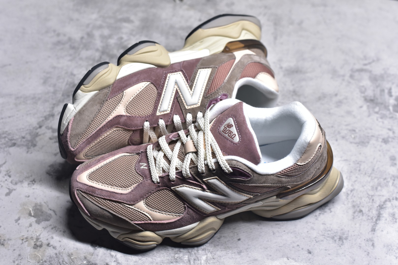 图片[7]-#New Balance NB9060 联名款 复古休闲运动慢跑鞋 红豆色 U9060EEH 全套原楦原纸板原厂数据开发 进口三明治网面 原装进口翻毛皮料正确绒感卡色 正确中底拉帮中底网布细节 原厂标裁 带紫光防伪 定制后跟透明水晶模块 冲裁组合 大底贴合程度胶水上色把控完美 整洁度挑战全网艺术家 多道序QC把关品质完善 匠心打造 耗时两个月开发完成 工艺极其复杂难度可想而知 新开独立私模大底 全网唯一正确六层组合大底 高端零售专供产物 尺码：36 37 37.5 38 38.5 39 40 40.5 41 42 42.5 43 44 45 46.5-选品中心