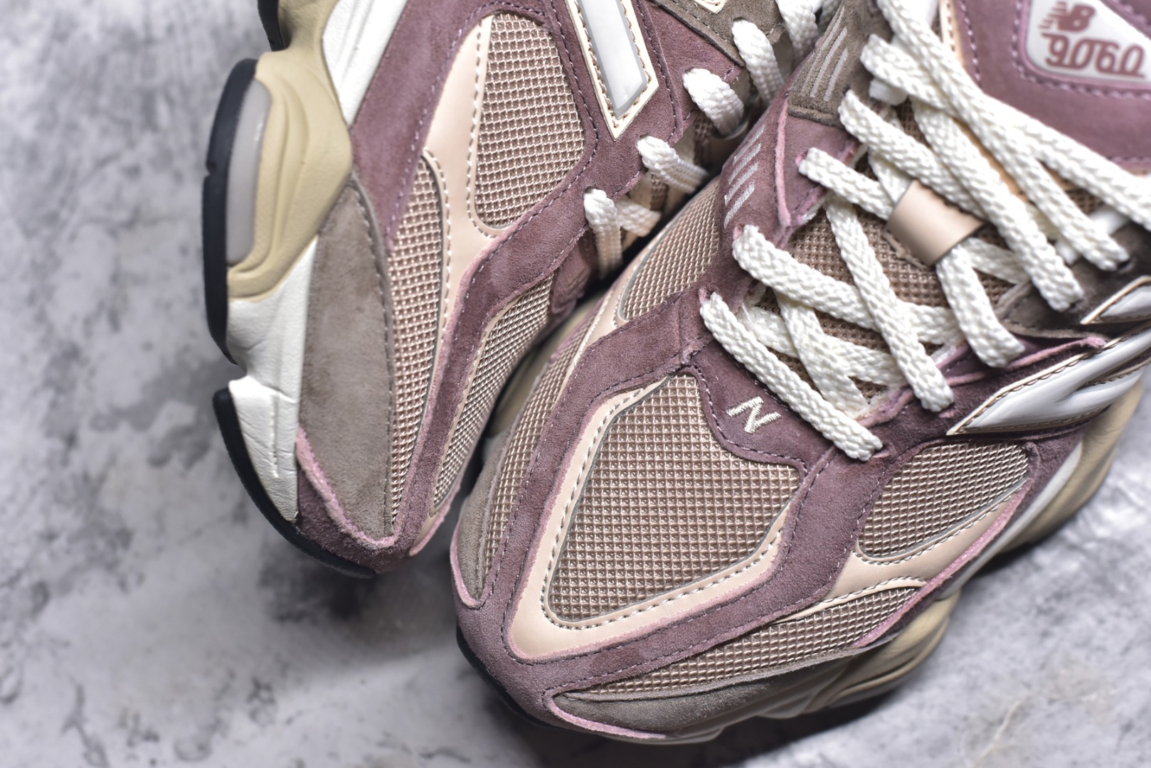 图片[8]-#New Balance NB9060 联名款 复古休闲运动慢跑鞋 红豆色 U9060EEH 全套原楦原纸板原厂数据开发 进口三明治网面 原装进口翻毛皮料正确绒感卡色 正确中底拉帮中底网布细节 原厂标裁 带紫光防伪 定制后跟透明水晶模块 冲裁组合 大底贴合程度胶水上色把控完美 整洁度挑战全网艺术家 多道序QC把关品质完善 匠心打造 耗时两个月开发完成 工艺极其复杂难度可想而知 新开独立私模大底 全网唯一正确六层组合大底 高端零售专供产物 尺码：36 37 37.5 38 38.5 39 40 40.5 41 42 42.5 43 44 45 46.5-选品中心