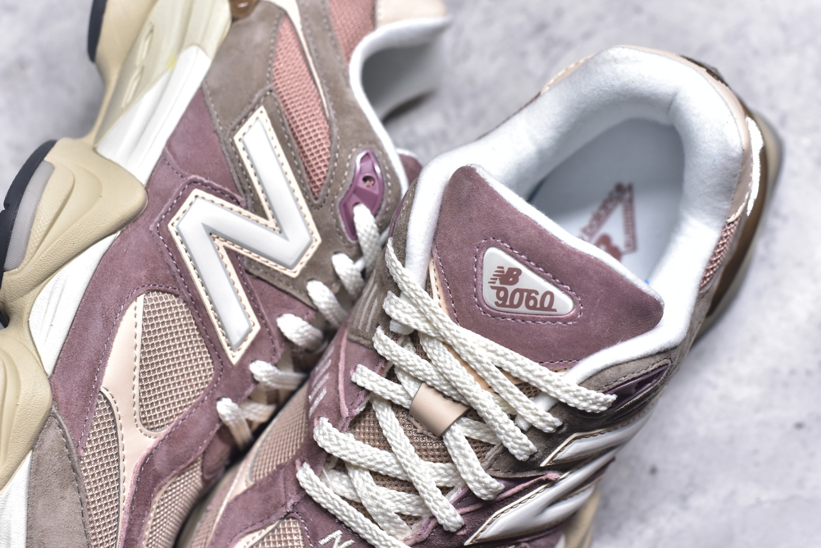 图片[9]-#New Balance NB9060 联名款 复古休闲运动慢跑鞋 红豆色 U9060EEH 全套原楦原纸板原厂数据开发 进口三明治网面 原装进口翻毛皮料正确绒感卡色 正确中底拉帮中底网布细节 原厂标裁 带紫光防伪 定制后跟透明水晶模块 冲裁组合 大底贴合程度胶水上色把控完美 整洁度挑战全网艺术家 多道序QC把关品质完善 匠心打造 耗时两个月开发完成 工艺极其复杂难度可想而知 新开独立私模大底 全网唯一正确六层组合大底 高端零售专供产物 尺码：36 37 37.5 38 38.5 39 40 40.5 41 42 42.5 43 44 45 46.5-选品中心