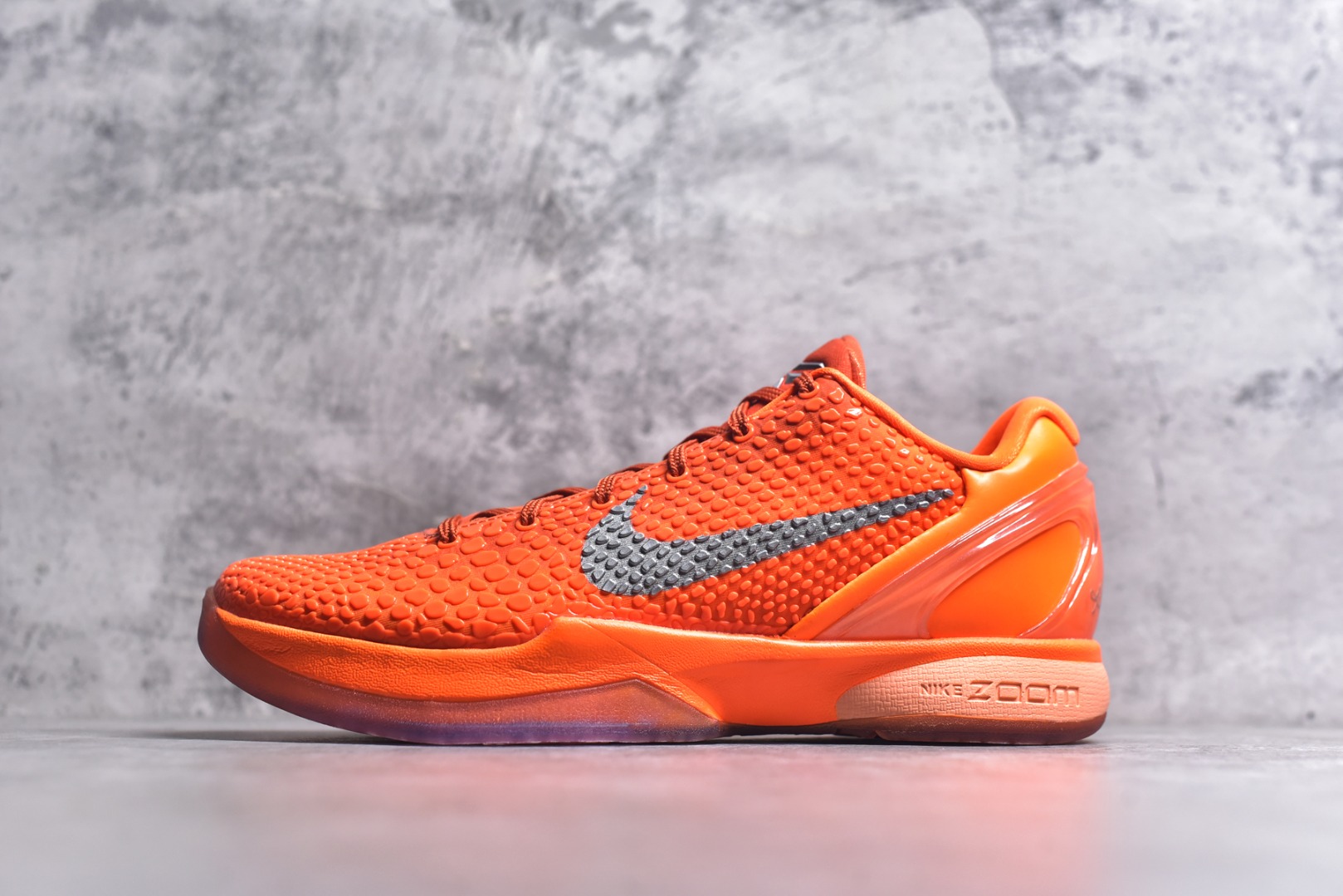 #NK Zoom Kobe 6 Protro 科比六代 橙银色 IH1871-800 纯原海外版气垫品质吊打各路纯原 气压➕耐久双重保障 前掌ZOOM TURBO➕后掌马蹄Zoom 后掌澎湃脚感无出其右 全套冲刀改版 鞋型还原度95% 宽脚选手必入货品 鞋头2.5mm上翘空间 不挤脚 完美释放脚趾活动空间 正码正拍 脚型适配性 市场最强没有之一 鞋面工艺全新升级 100%对标正品 原厂聚氨酯蛇鳞 珠光密度同步正品 Swoosh喷漆工艺 还原度接近100% 全新后跟TPU模具 正确S型弧度 区分市场纯原（市场纯原采用公版模具 后跟TPU几乎无弧度）国产天花板橡胶配方 抓地力爆炸 海外口碑炸裂 鞋舌LOGO正确内嵌压印 原厂碳板 正确原盒 厚积薄发 王者归来 拒绝杀猪 拒绝套路 灭世纯原海外版科比系列 致力打造实战第一标杆 尺码：39-47.5 全新模具 正码正拍-选品中心