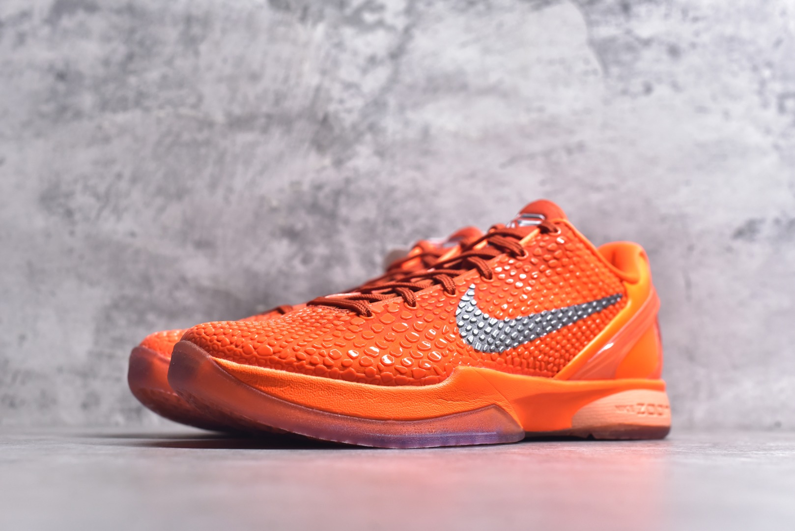 图片[2]-#NK Zoom Kobe 6 Protro 科比六代 橙银色 IH1871-800 纯原海外版气垫品质吊打各路纯原 气压➕耐久双重保障 前掌ZOOM TURBO➕后掌马蹄Zoom 后掌澎湃脚感无出其右 全套冲刀改版 鞋型还原度95% 宽脚选手必入货品 鞋头2.5mm上翘空间 不挤脚 完美释放脚趾活动空间 正码正拍 脚型适配性 市场最强没有之一 鞋面工艺全新升级 100%对标正品 原厂聚氨酯蛇鳞 珠光密度同步正品 Swoosh喷漆工艺 还原度接近100% 全新后跟TPU模具 正确S型弧度 区分市场纯原（市场纯原采用公版模具 后跟TPU几乎无弧度）国产天花板橡胶配方 抓地力爆炸 海外口碑炸裂 鞋舌LOGO正确内嵌压印 原厂碳板 正确原盒 厚积薄发 王者归来 拒绝杀猪 拒绝套路 灭世纯原海外版科比系列 致力打造实战第一标杆 尺码：39-47.5 全新模具 正码正拍-选品中心