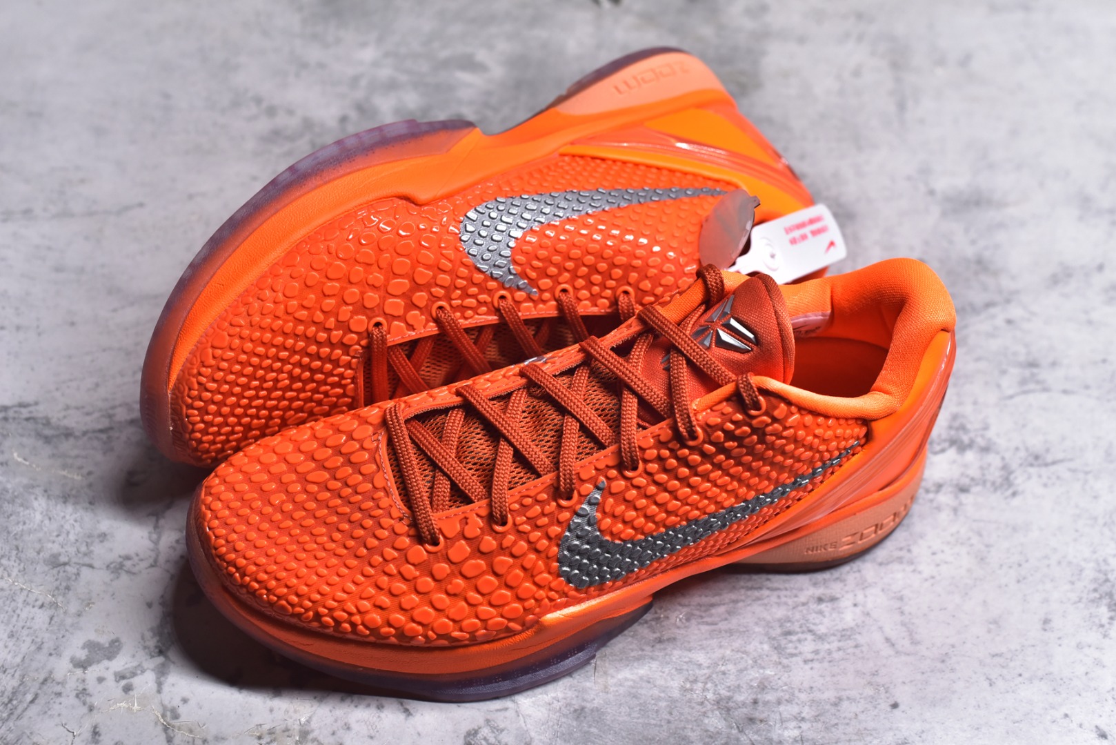 图片[7]-#NK Zoom Kobe 6 Protro 科比六代 橙银色 IH1871-800 纯原海外版气垫品质吊打各路纯原 气压➕耐久双重保障 前掌ZOOM TURBO➕后掌马蹄Zoom 后掌澎湃脚感无出其右 全套冲刀改版 鞋型还原度95% 宽脚选手必入货品 鞋头2.5mm上翘空间 不挤脚 完美释放脚趾活动空间 正码正拍 脚型适配性 市场最强没有之一 鞋面工艺全新升级 100%对标正品 原厂聚氨酯蛇鳞 珠光密度同步正品 Swoosh喷漆工艺 还原度接近100% 全新后跟TPU模具 正确S型弧度 区分市场纯原（市场纯原采用公版模具 后跟TPU几乎无弧度）国产天花板橡胶配方 抓地力爆炸 海外口碑炸裂 鞋舌LOGO正确内嵌压印 原厂碳板 正确原盒 厚积薄发 王者归来 拒绝杀猪 拒绝套路 灭世纯原海外版科比系列 致力打造实战第一标杆 尺码：39-47.5 全新模具 正码正拍-选品中心