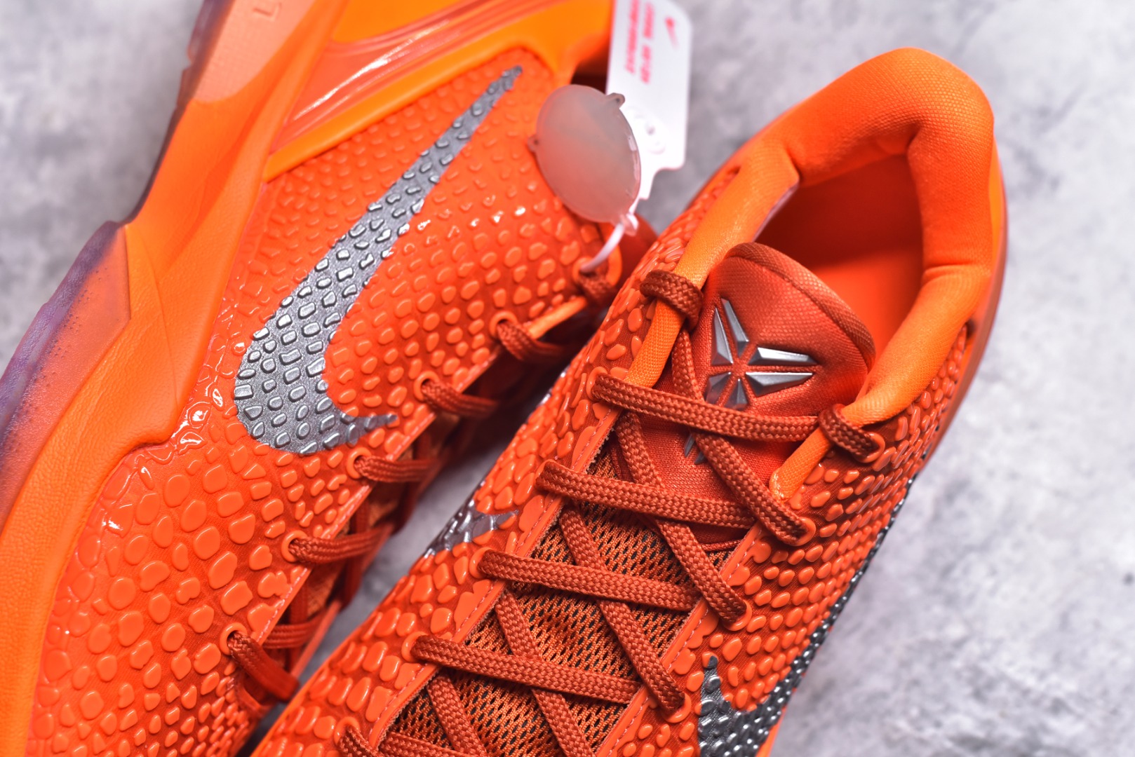 图片[9]-#NK Zoom Kobe 6 Protro 科比六代 橙银色 IH1871-800 纯原海外版气垫品质吊打各路纯原 气压➕耐久双重保障 前掌ZOOM TURBO➕后掌马蹄Zoom 后掌澎湃脚感无出其右 全套冲刀改版 鞋型还原度95% 宽脚选手必入货品 鞋头2.5mm上翘空间 不挤脚 完美释放脚趾活动空间 正码正拍 脚型适配性 市场最强没有之一 鞋面工艺全新升级 100%对标正品 原厂聚氨酯蛇鳞 珠光密度同步正品 Swoosh喷漆工艺 还原度接近100% 全新后跟TPU模具 正确S型弧度 区分市场纯原（市场纯原采用公版模具 后跟TPU几乎无弧度）国产天花板橡胶配方 抓地力爆炸 海外口碑炸裂 鞋舌LOGO正确内嵌压印 原厂碳板 正确原盒 厚积薄发 王者归来 拒绝杀猪 拒绝套路 灭世纯原海外版科比系列 致力打造实战第一标杆 尺码：39-47.5 全新模具 正码正拍-选品中心