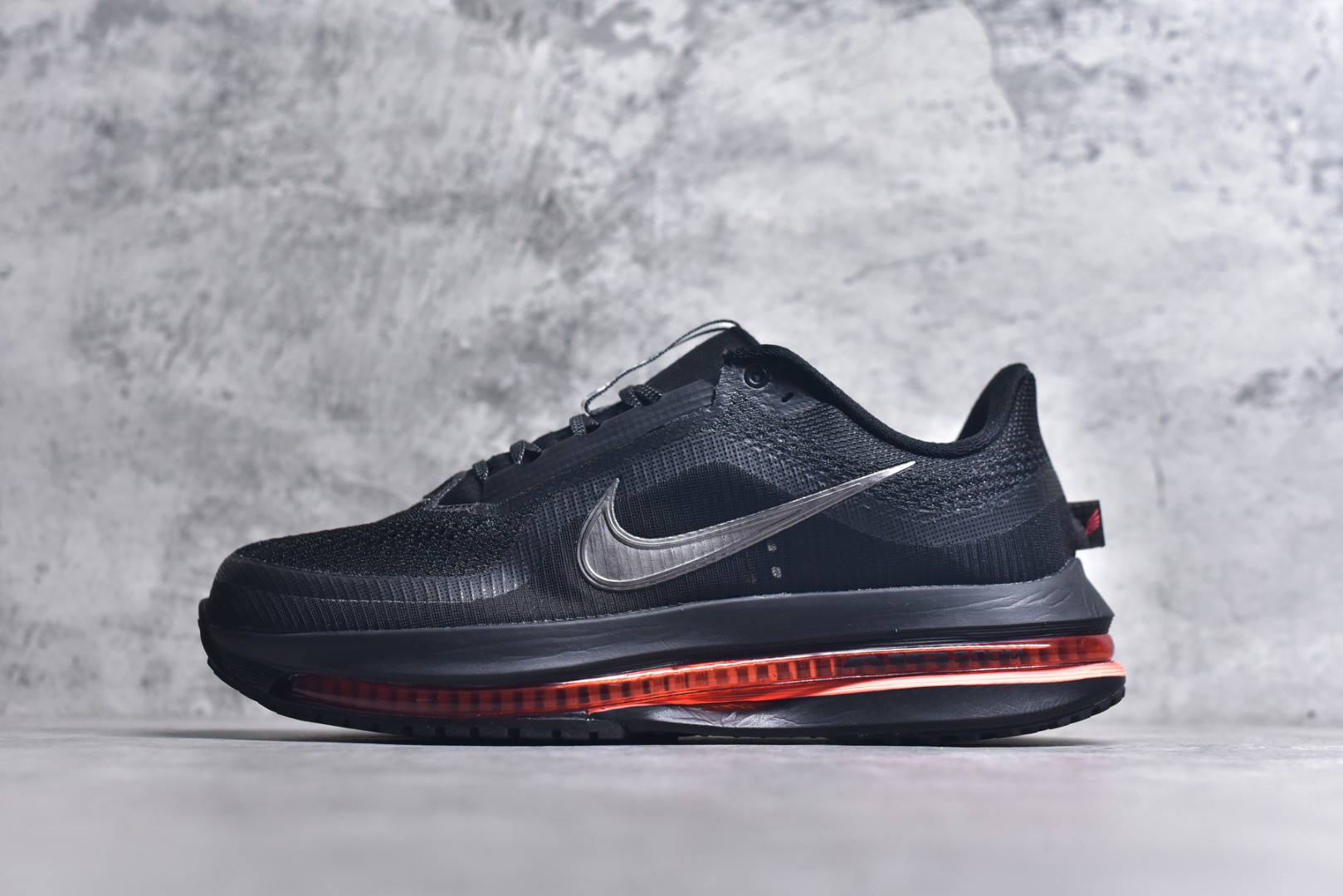 #Nike Air Zoom Pegasus Premium 耐克网面全掌气垫缓震跑鞋 #全掌可见的Air Zoom首次在Pegasus系列中出现，模仿了Vaporfly的碳板曲线，增强了跑步时的流畅过渡。 货号：HQ2592-003 尺码：36-45-选品中心