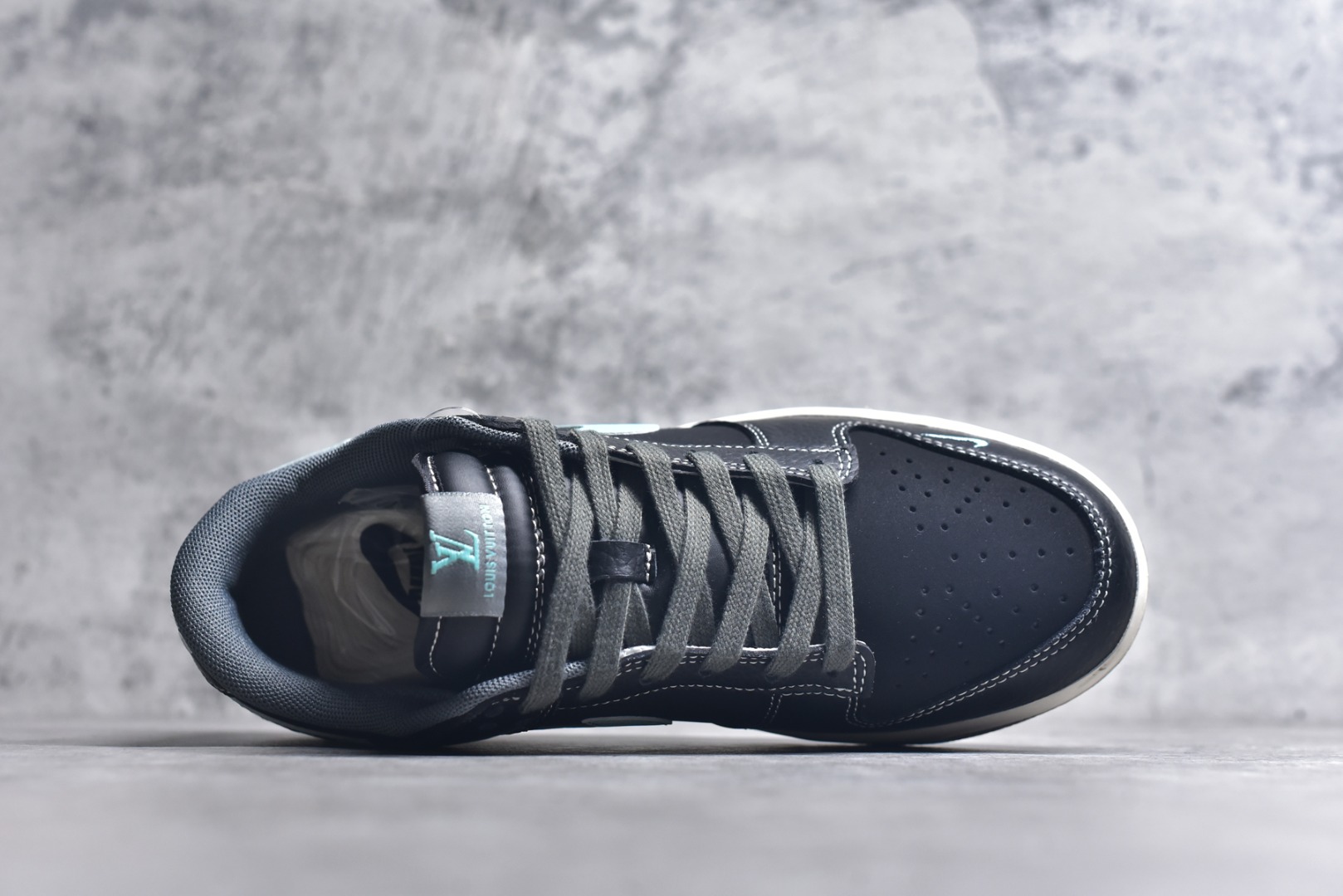 图片[4]-#Nike SB Dunk Low“ LV联名——蒂芙尼蓝” 周年高端定制 低帮休闲板鞋 定制鞋盒 大厂纯原品质出货 超高清洁度 皮料切割干净无任何毛边 细节完美 货号：JP1628-033 尺码：36 36.5 37.5 38 38.5 39 40 40.5 41 42 42.5 43 44 44.5 45-选品中心