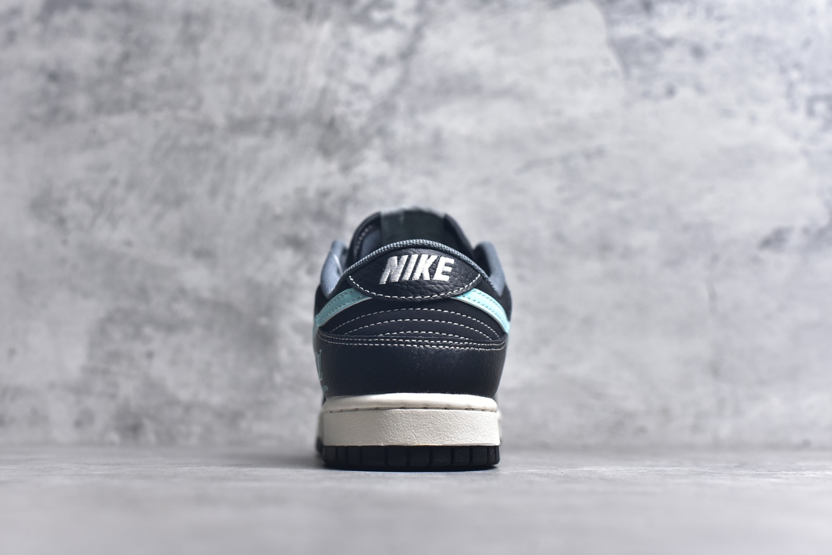 图片[5]-#Nike SB Dunk Low“ LV联名——蒂芙尼蓝” 周年高端定制 低帮休闲板鞋 定制鞋盒 大厂纯原品质出货 超高清洁度 皮料切割干净无任何毛边 细节完美 货号：JP1628-033 尺码：36 36.5 37.5 38 38.5 39 40 40.5 41 42 42.5 43 44 44.5 45-选品中心