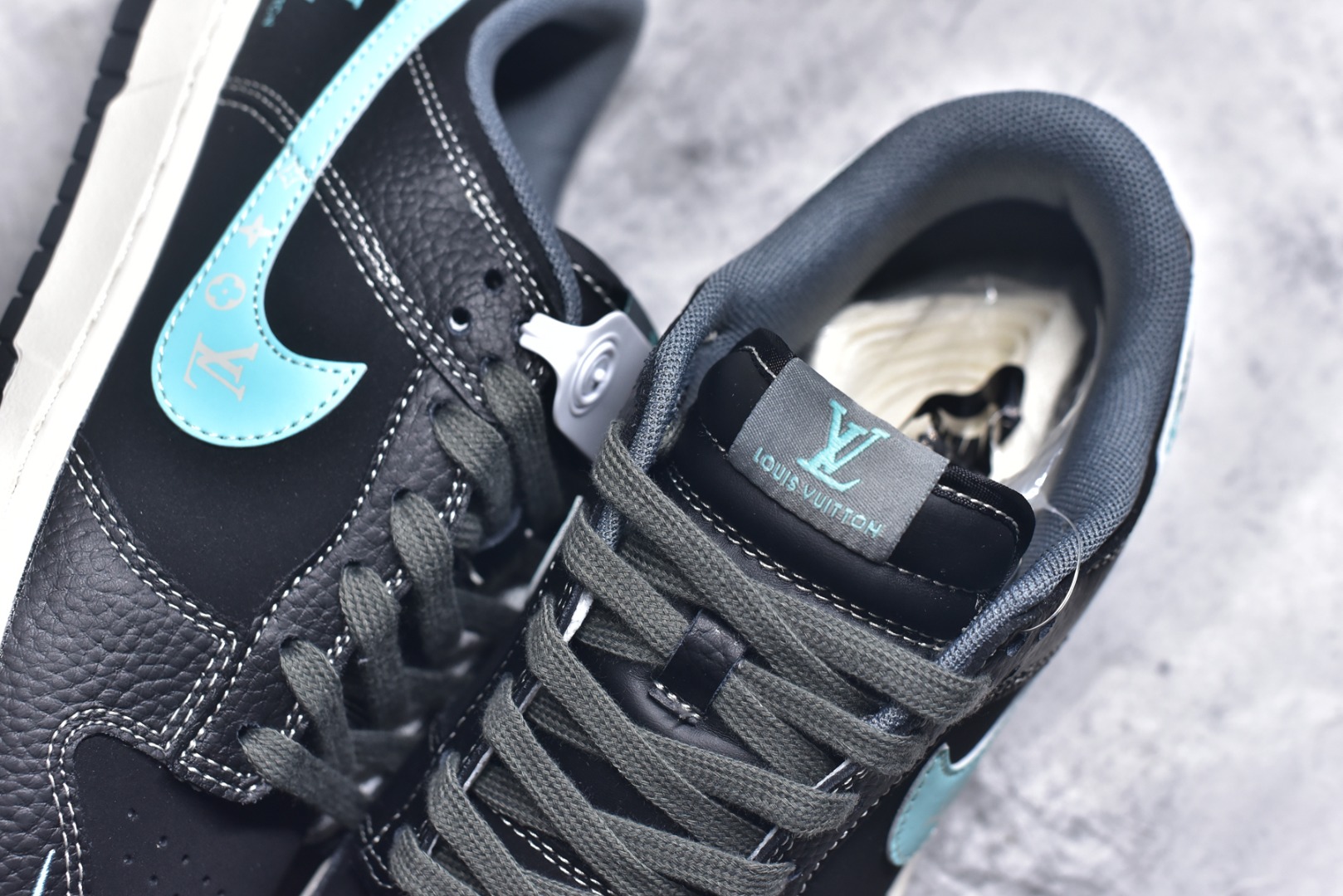 图片[9]-#Nike SB Dunk Low“ LV联名——蒂芙尼蓝” 周年高端定制 低帮休闲板鞋 定制鞋盒 大厂纯原品质出货 超高清洁度 皮料切割干净无任何毛边 细节完美 货号：JP1628-033 尺码：36 36.5 37.5 38 38.5 39 40 40.5 41 42 42.5 43 44 44.5 45-选品中心