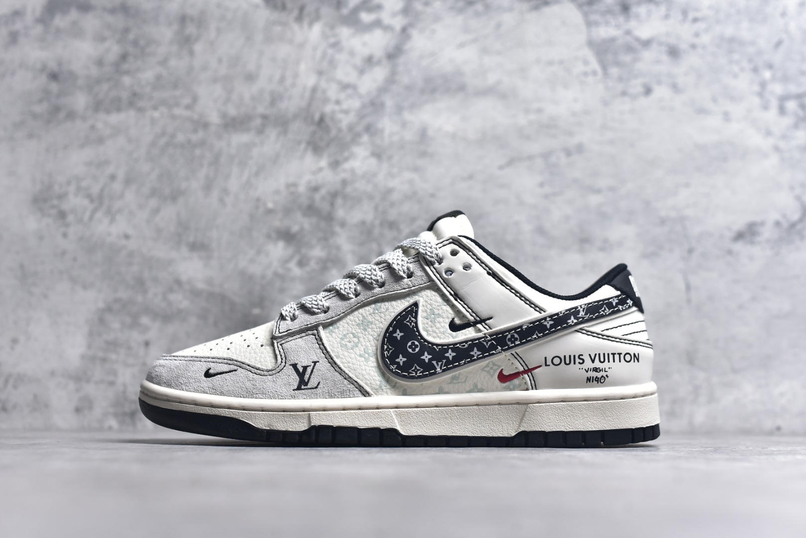 #Nike SB Dunk Low LV联名 黑勾印花 周年高端定制 低帮休闲板鞋 YX5066-365 #定制鞋盒 大厂纯原品质出货 超高清洁度 皮料切割干净无任何毛边 细节完美 尺码：36 36.5 37.5 38 38.5 39 40 40.5 41 42 42.5 43 44 44.5 45 9.E5-选品中心