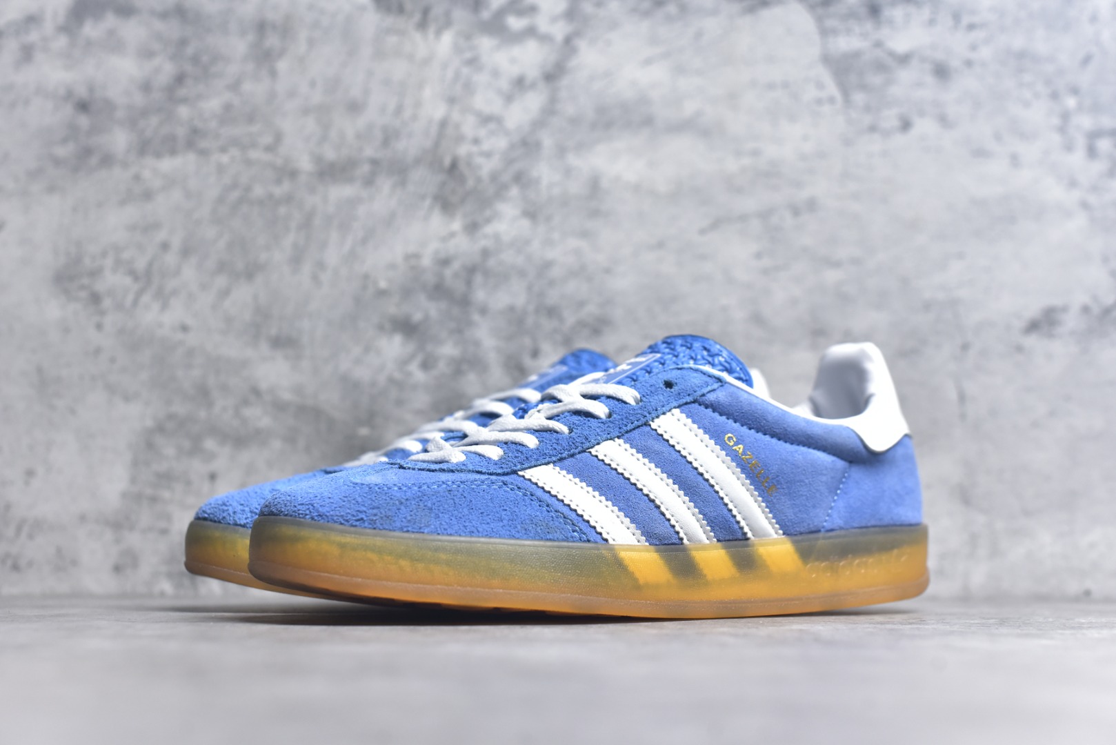图片[2]-#AD Original Gazelle Indoor Trainers 瞪羚室内鞋系列低帮复古百搭休闲运动德训风板鞋HQ8717 高端零售特供批次 原厂定制长毛翻毛皮组合环保纤维革鞋面材质 内置环保海玻璃鞋垫 外置RB橡胶大底 产品品控稳定性领先行业 原厂全套原楦原纸板冲刀磨具开发 原厂皮料加持 原厂港宝加持定型后跟R度完美 将复古进行到底 简约流畅 三十年不变经典 这款Gazelle运动鞋 无论面料、配色、质感或设计 都只在重现其1991年原款的经典 皮革鞋面 撞色三条纹和鞋跟标的设计 力求呈现90年代的经典复古风潮 Samba火热的同时 也带动了其它的复古鞋型 Gazelle便是其中一只 Gazelle Indoor拥有包边更宽的T字型鞋头 更好的保护运动员的前掌 浓浓的复古氛围感 非常适合现在流行的Cleanfit风格 尺码：36-45-选品中心