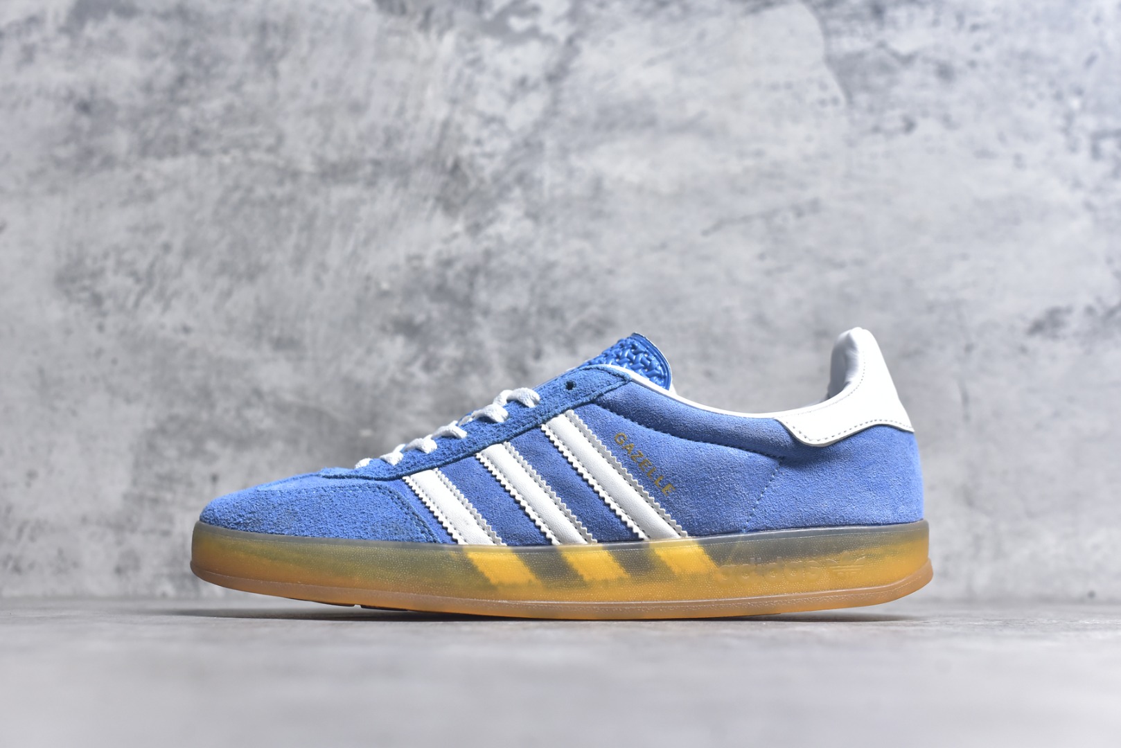 #AD Original Gazelle Indoor Trainers 瞪羚室内鞋系列低帮复古百搭休闲运动德训风板鞋HQ8717 高端零售特供批次 原厂定制长毛翻毛皮组合环保纤维革鞋面材质 内置环保海玻璃鞋垫 外置RB橡胶大底 产品品控稳定性领先行业 原厂全套原楦原纸板冲刀磨具开发 原厂皮料加持 原厂港宝加持定型后跟R度完美 将复古进行到底 简约流畅 三十年不变经典 这款Gazelle运动鞋 无论面料、配色、质感或设计 都只在重现其1991年原款的经典 皮革鞋面 撞色三条纹和鞋跟标的设计 力求呈现90年代的经典复古风潮 Samba火热的同时 也带动了其它的复古鞋型 Gazelle便是其中一只 Gazelle Indoor拥有包边更宽的T字型鞋头 更好的保护运动员的前掌 浓浓的复古氛围感 非常适合现在流行的Cleanfit风格 尺码：36-45-选品中心