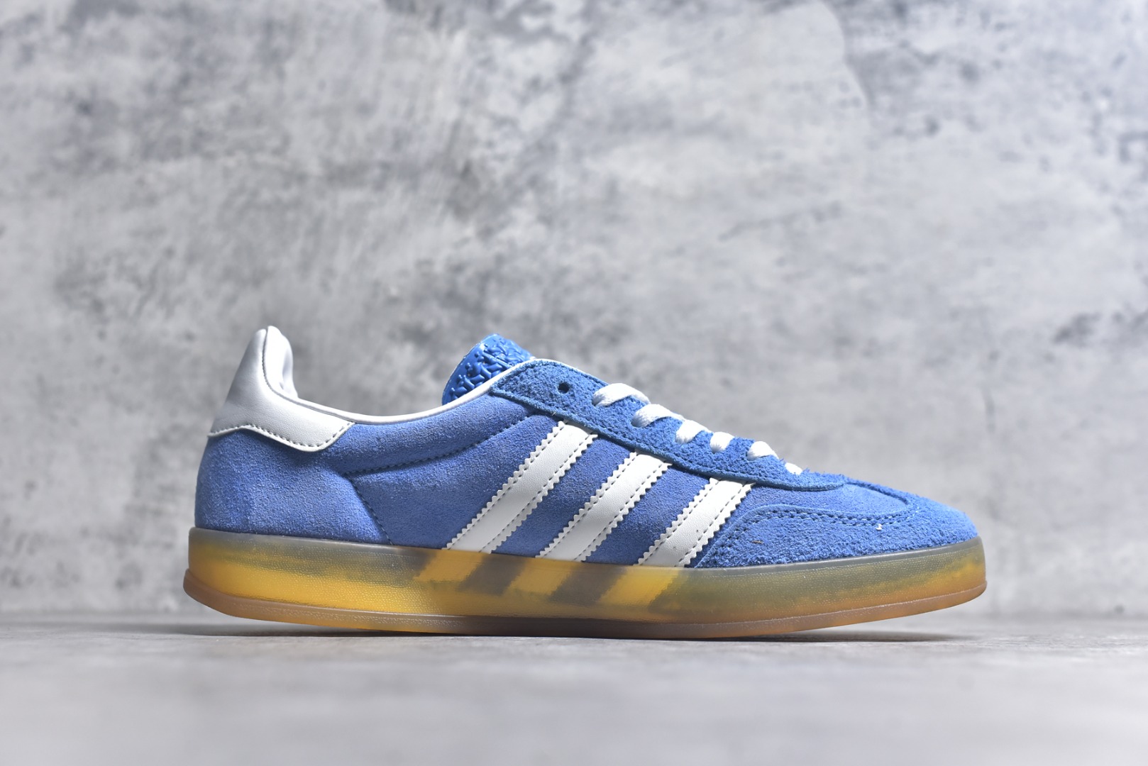 图片[3]-#AD Original Gazelle Indoor Trainers 瞪羚室内鞋系列低帮复古百搭休闲运动德训风板鞋HQ8717 高端零售特供批次 原厂定制长毛翻毛皮组合环保纤维革鞋面材质 内置环保海玻璃鞋垫 外置RB橡胶大底 产品品控稳定性领先行业 原厂全套原楦原纸板冲刀磨具开发 原厂皮料加持 原厂港宝加持定型后跟R度完美 将复古进行到底 简约流畅 三十年不变经典 这款Gazelle运动鞋 无论面料、配色、质感或设计 都只在重现其1991年原款的经典 皮革鞋面 撞色三条纹和鞋跟标的设计 力求呈现90年代的经典复古风潮 Samba火热的同时 也带动了其它的复古鞋型 Gazelle便是其中一只 Gazelle Indoor拥有包边更宽的T字型鞋头 更好的保护运动员的前掌 浓浓的复古氛围感 非常适合现在流行的Cleanfit风格 尺码：36-45-选品中心